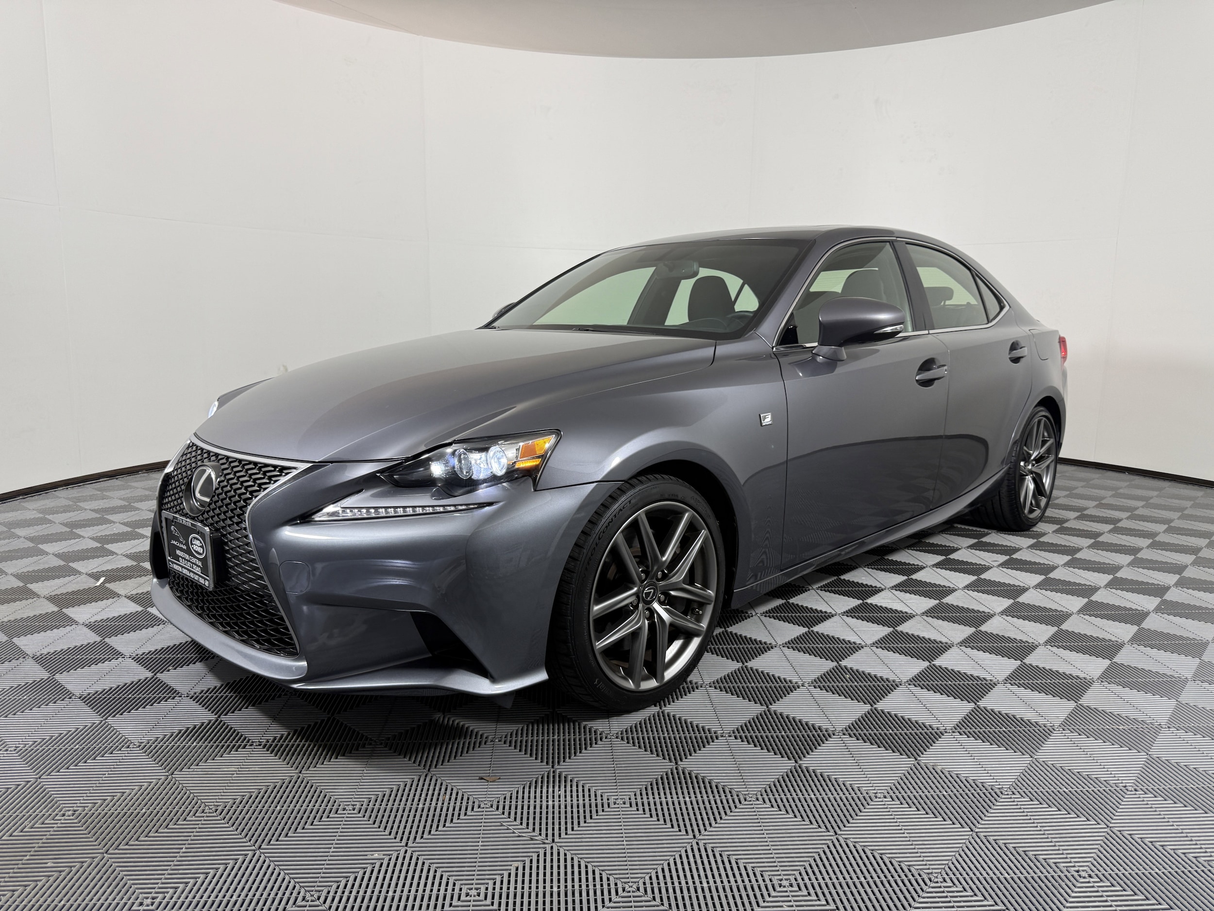 2016 Lexus IS 200t's photo