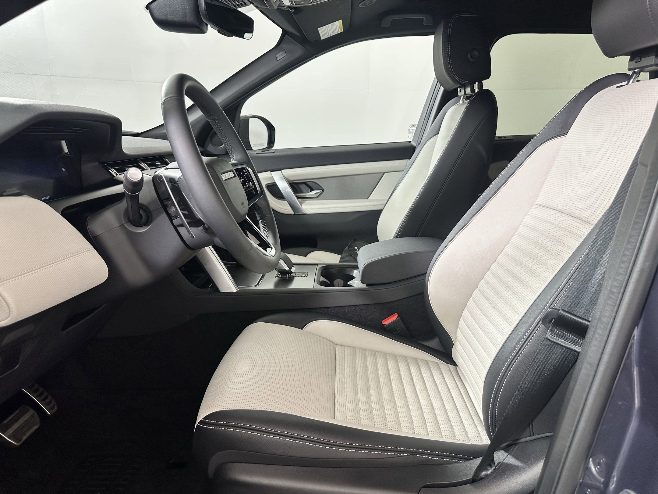 2024 Land Rover Discovery Sport Dynamic SE photo 3