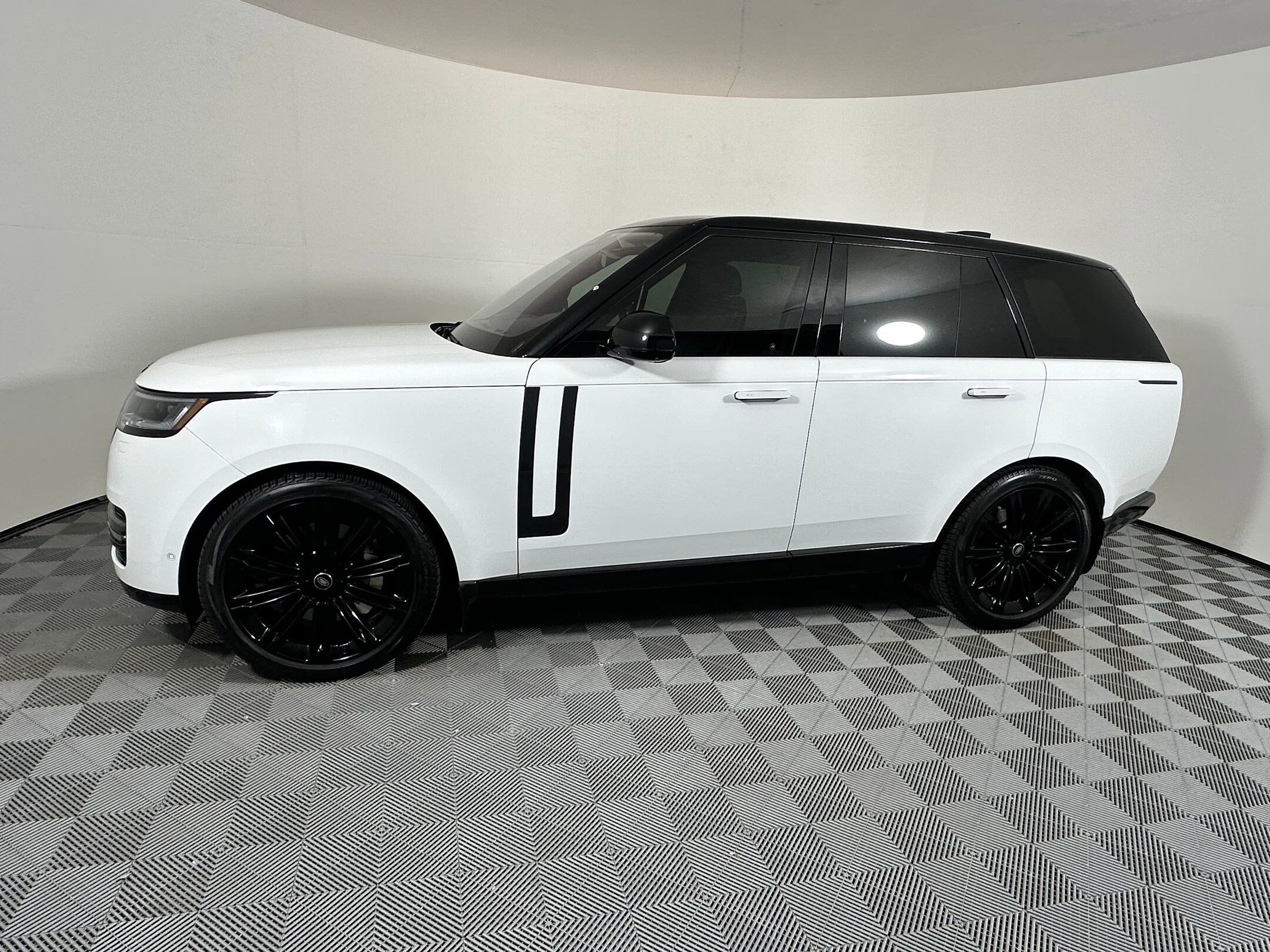 2023 Land Rover Range Rover SE photo 2