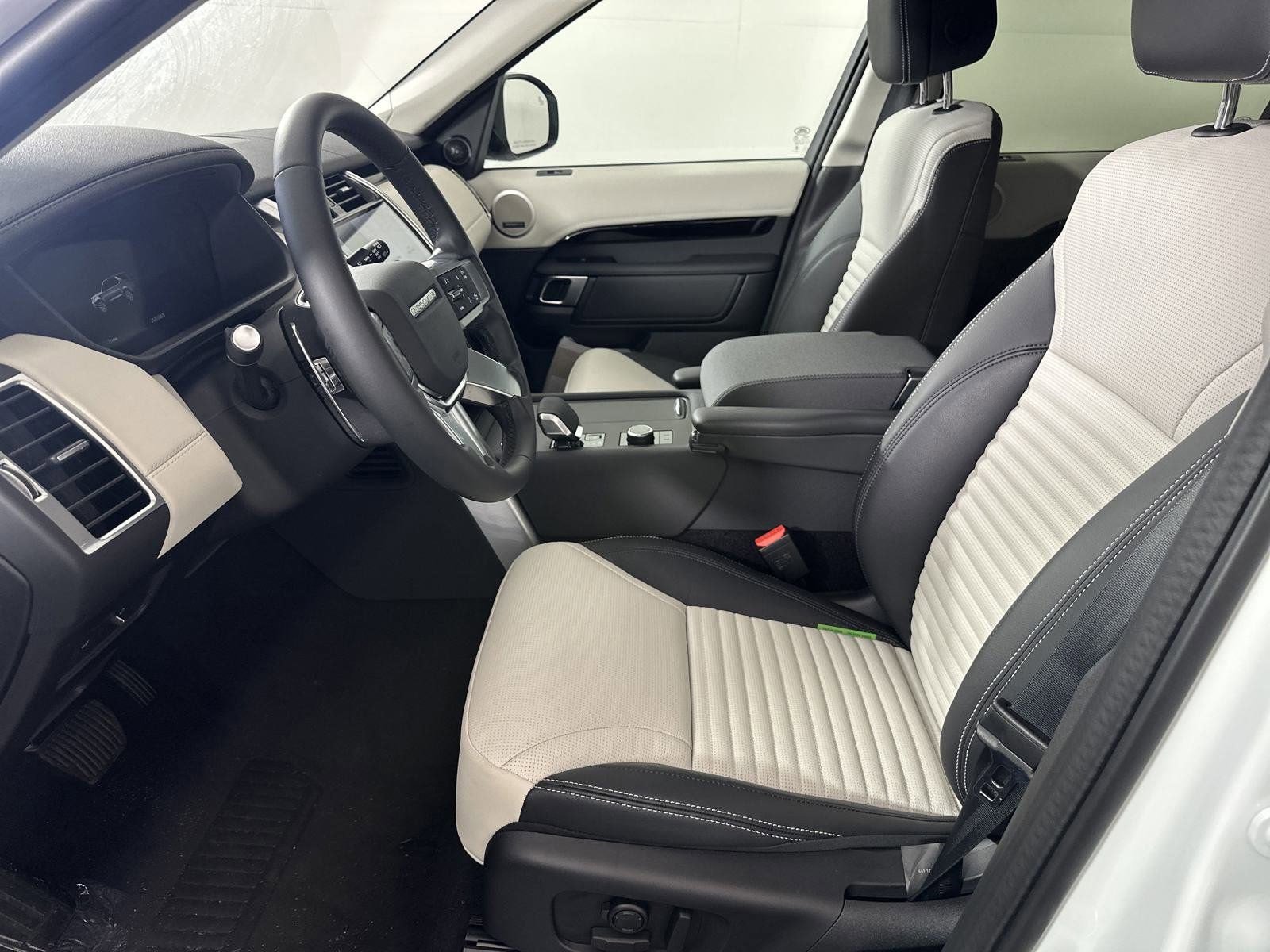 2025 Land Rover Discovery S photo 2