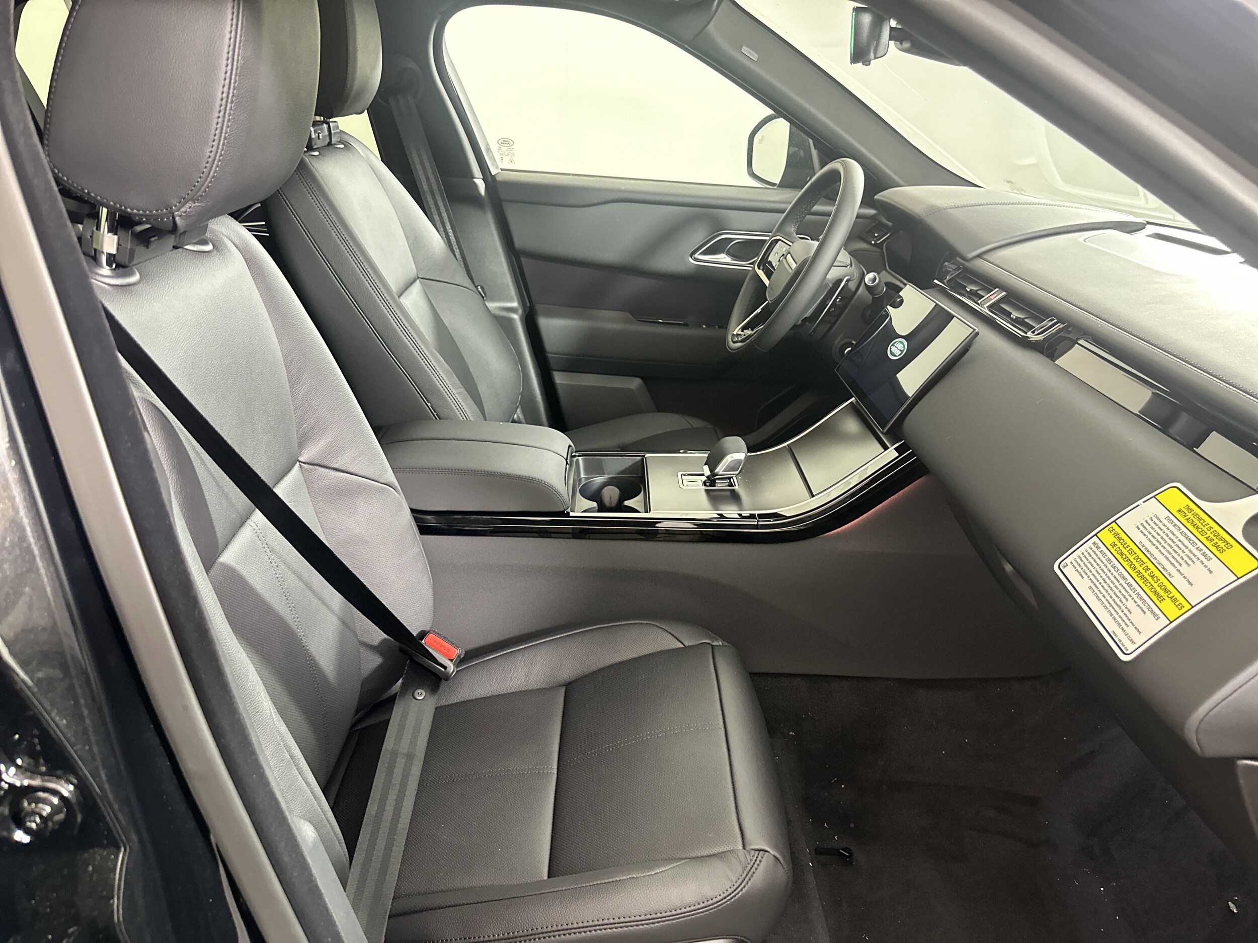 2026 Land Rover Range Rover Velar SE photo 3