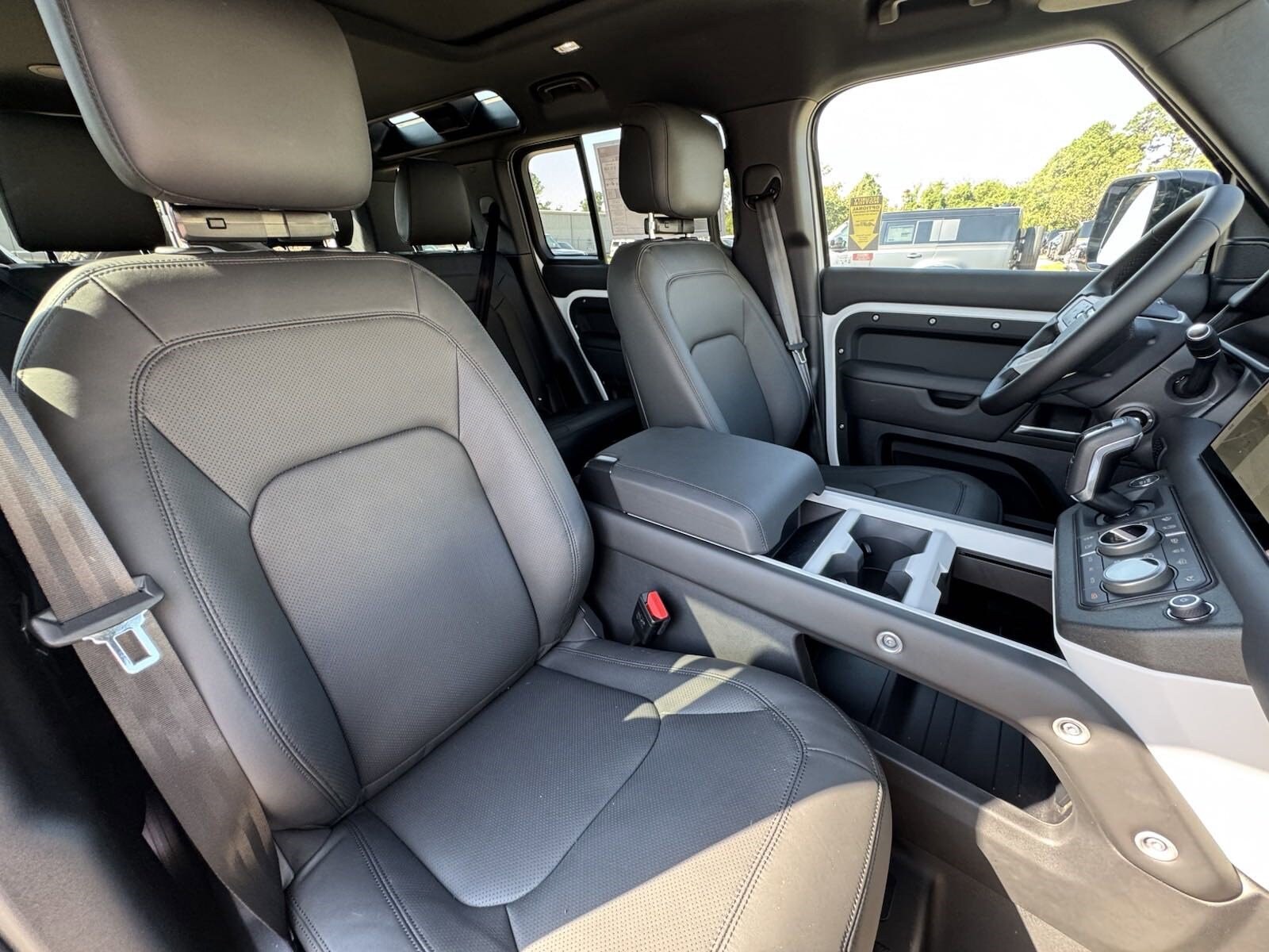 2025 Land Rover Defender 110 X-Dynamic SE photo 4