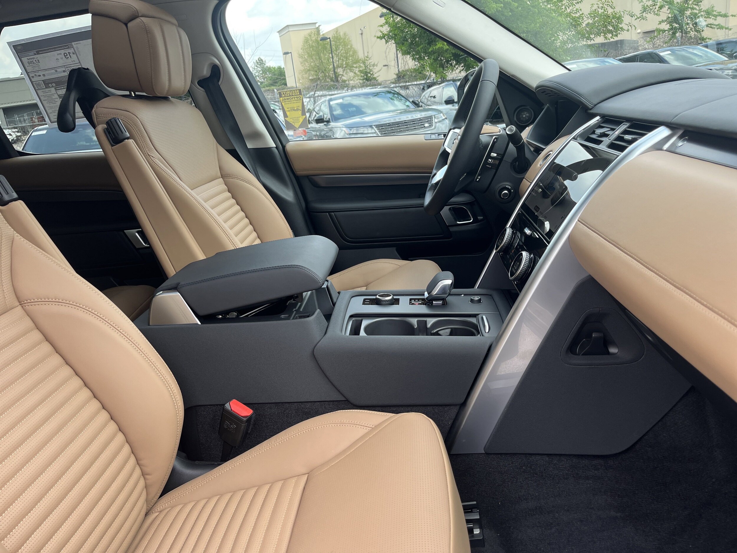 2025 Land Rover Discovery Metropolitan Edition photo 3