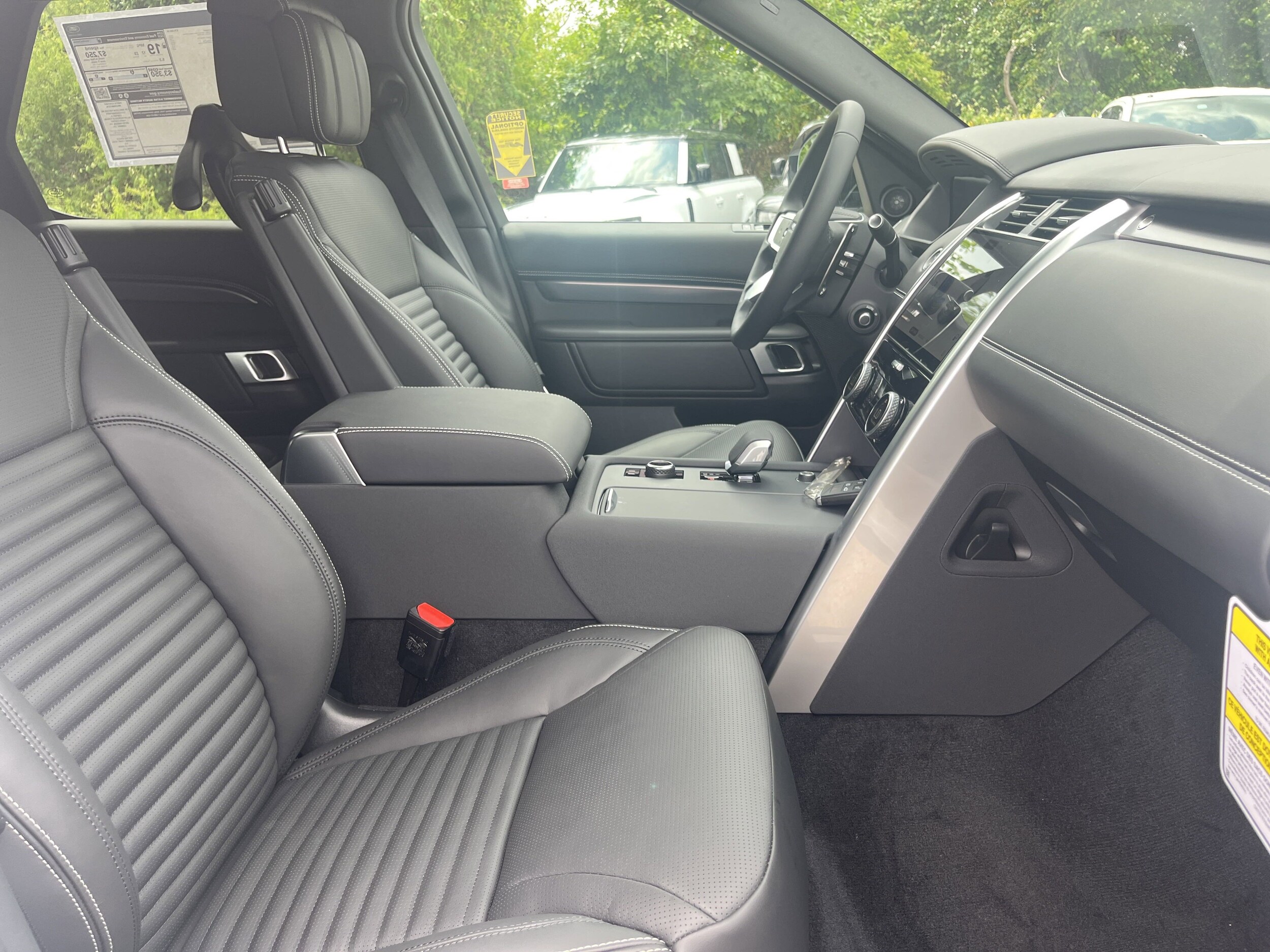 2025 Land Rover Discovery Metropolitan Edition photo 3