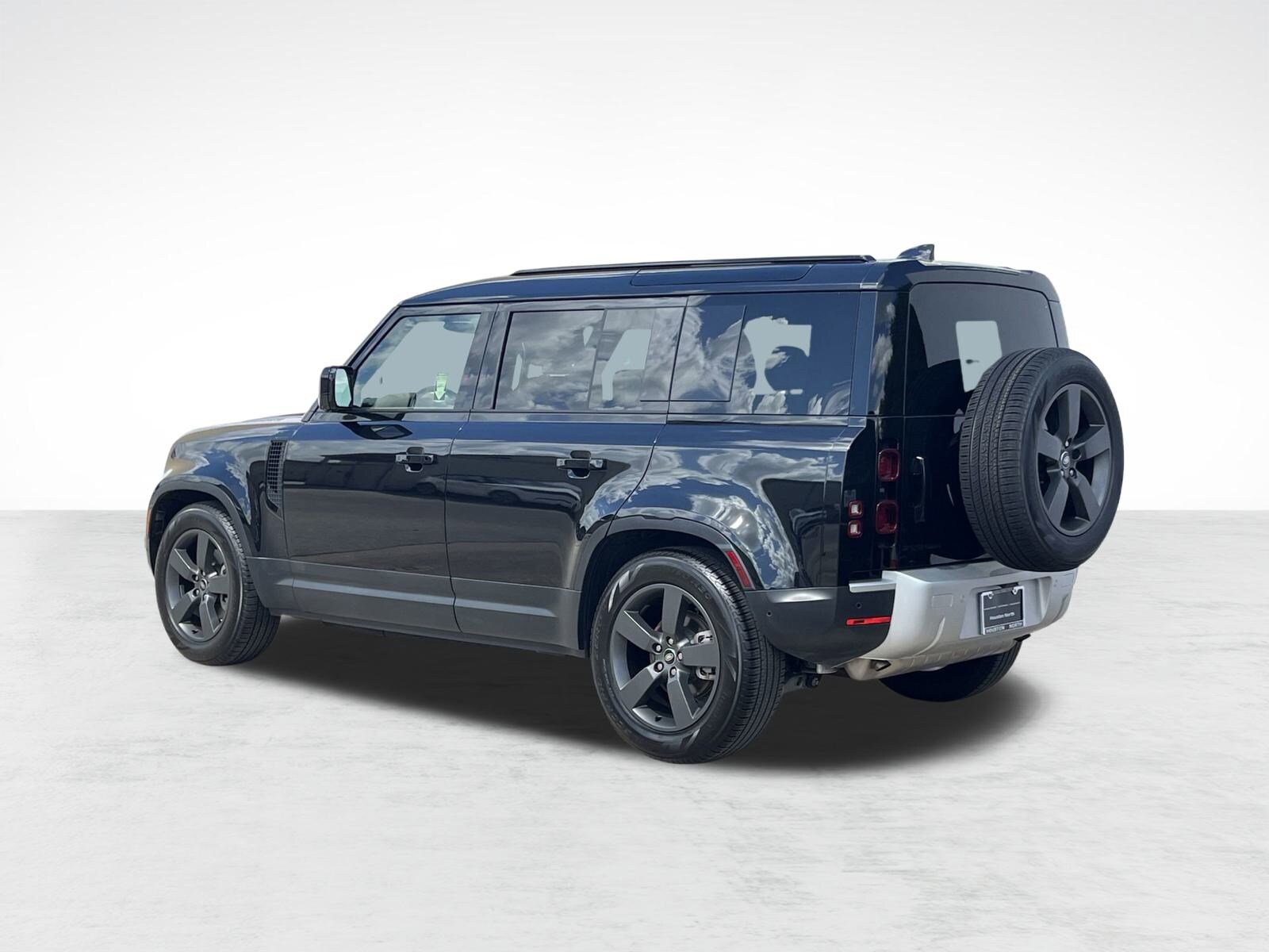 2025 Land Rover Defender 110 S photo 3