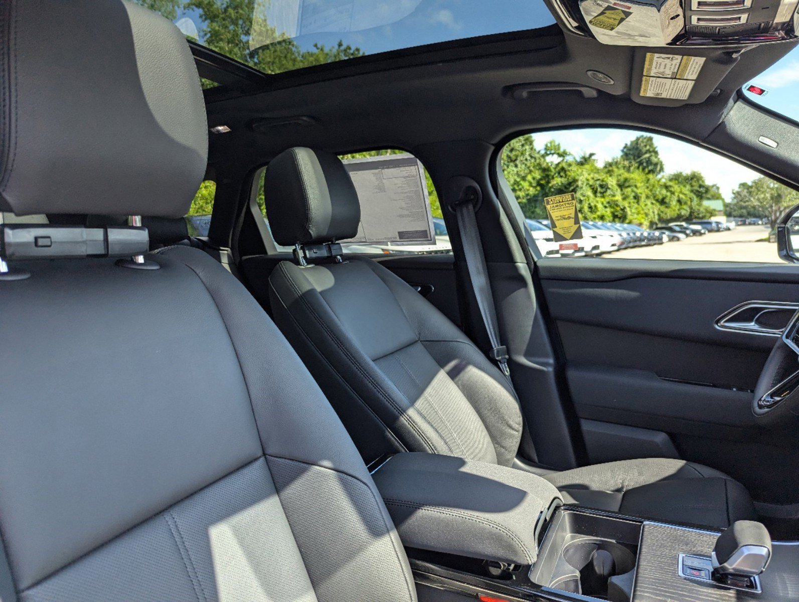 2025 Land Rover Range Rover Velar P250 S photo 3