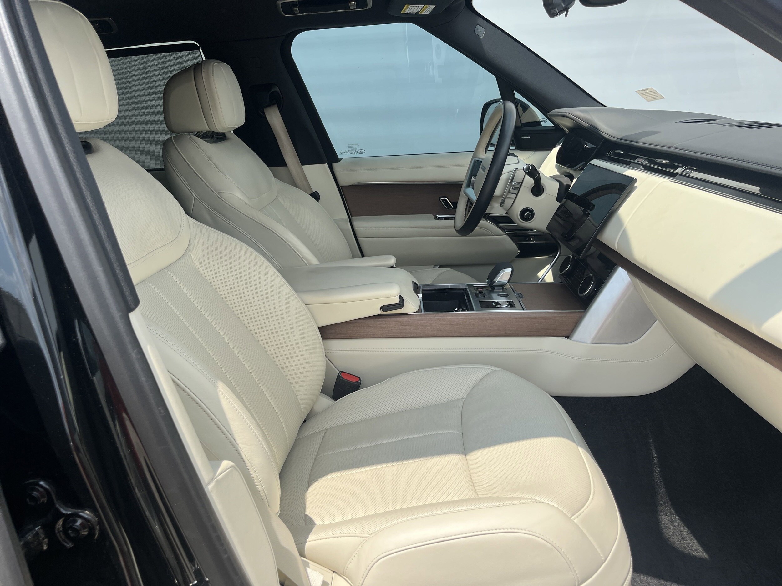 2023 Land Rover Range Rover SE photo 3