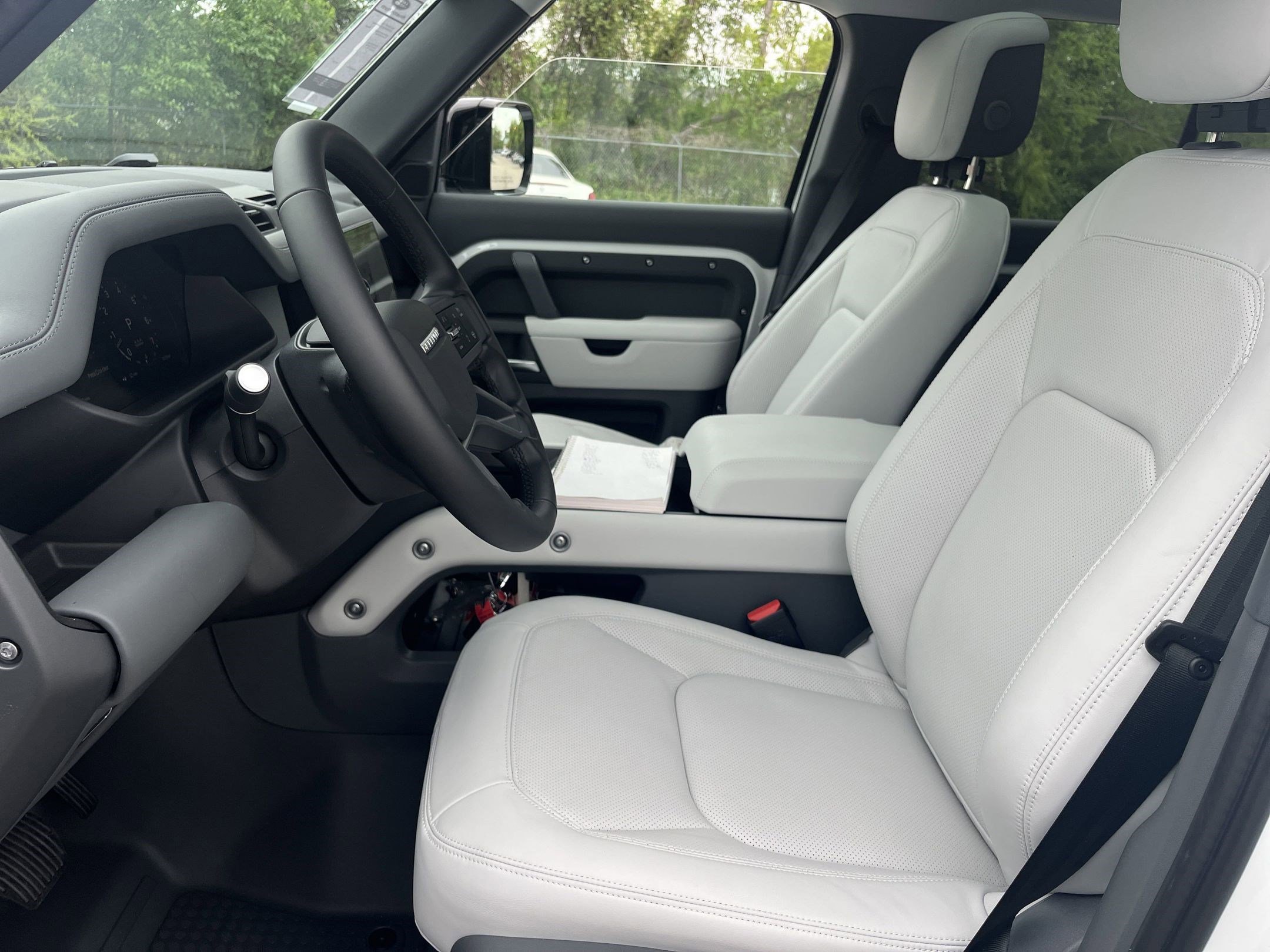 2025 Land Rover Defender 110 S photo 4