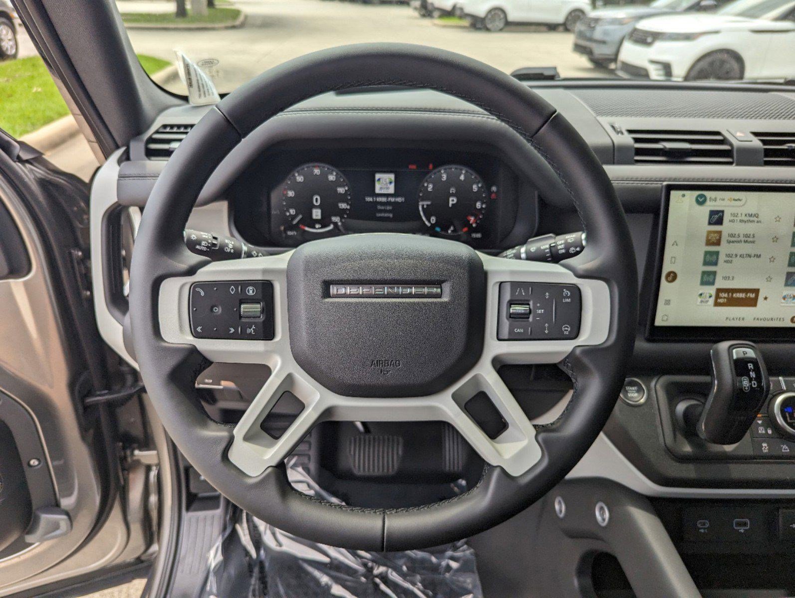 2024 Land Rover Defender 110 SE photo 4