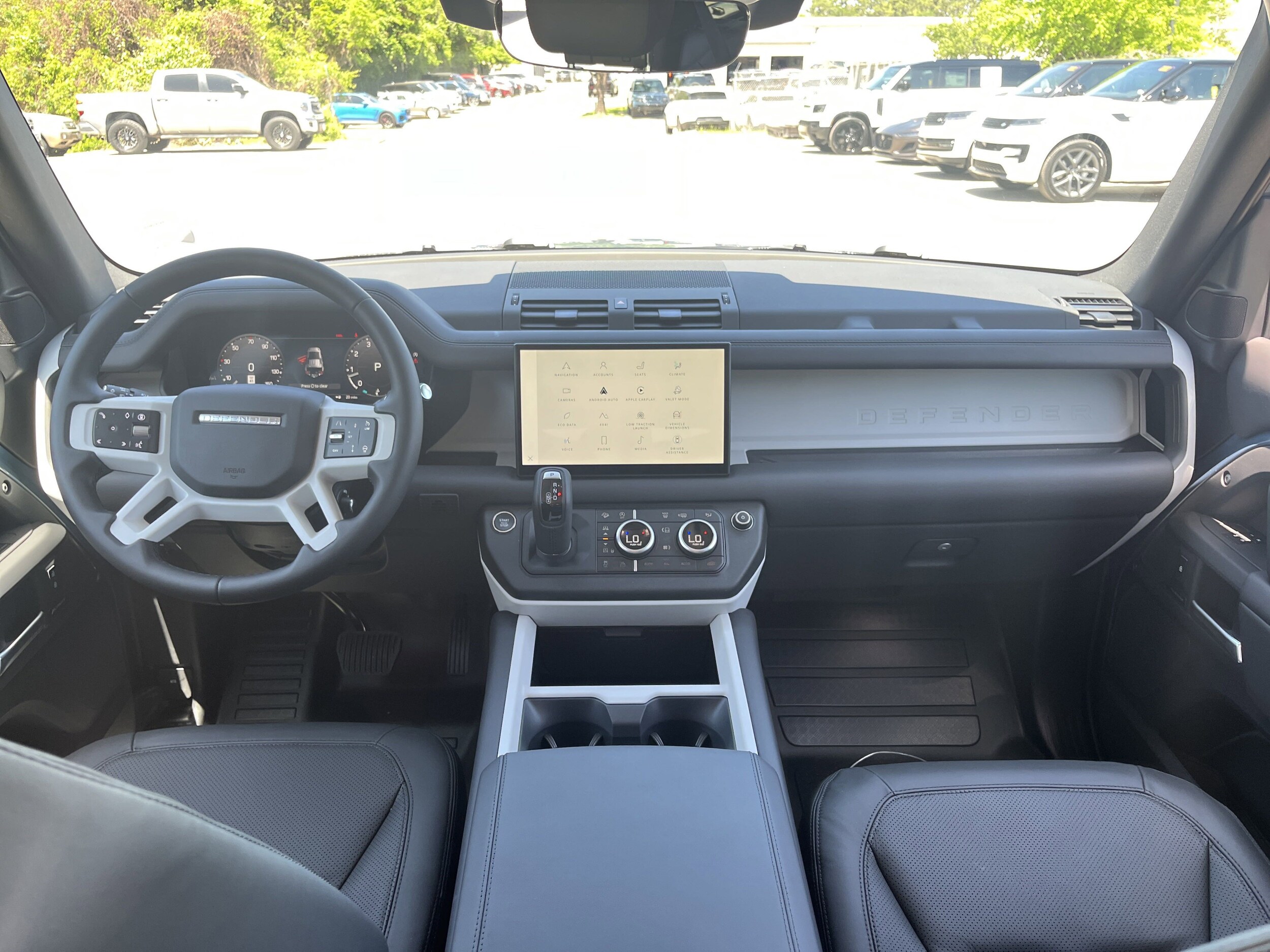 2025 Land Rover Defender 110 S photo 4