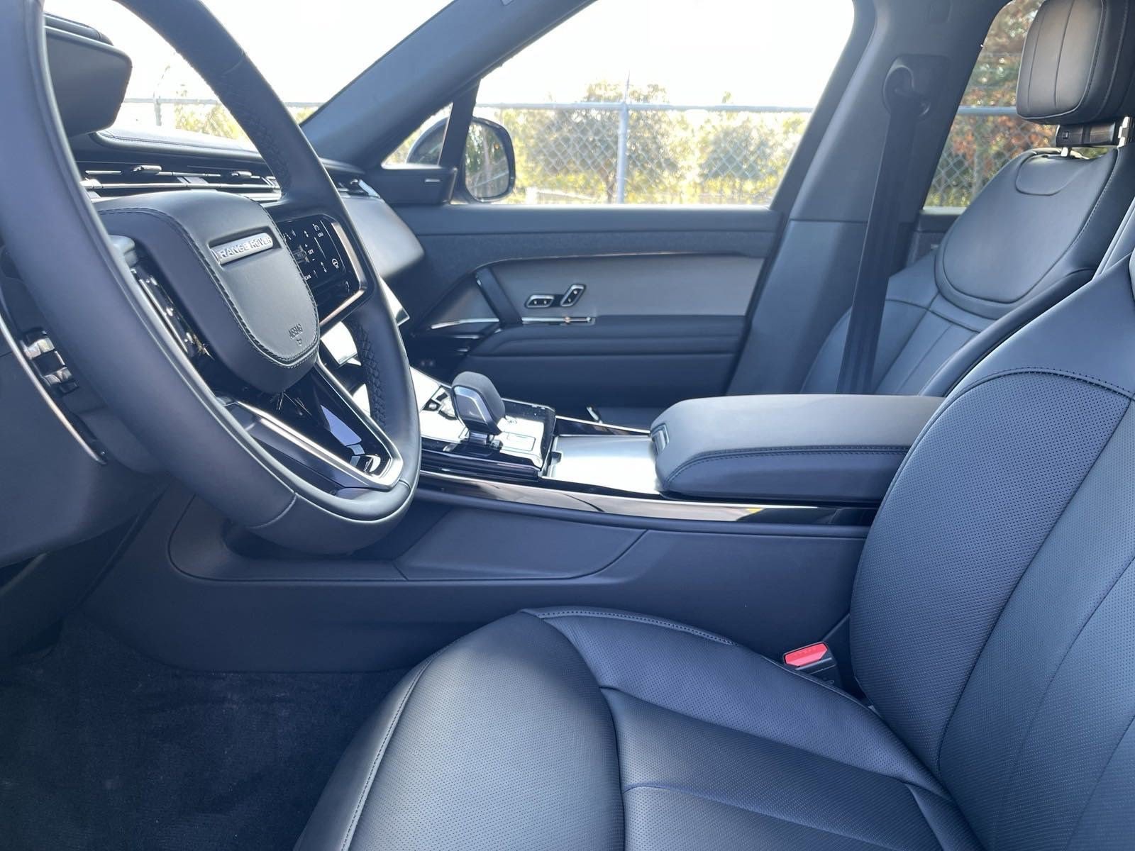 2025 Land Rover Range Rover Sport P360 SE photo 4