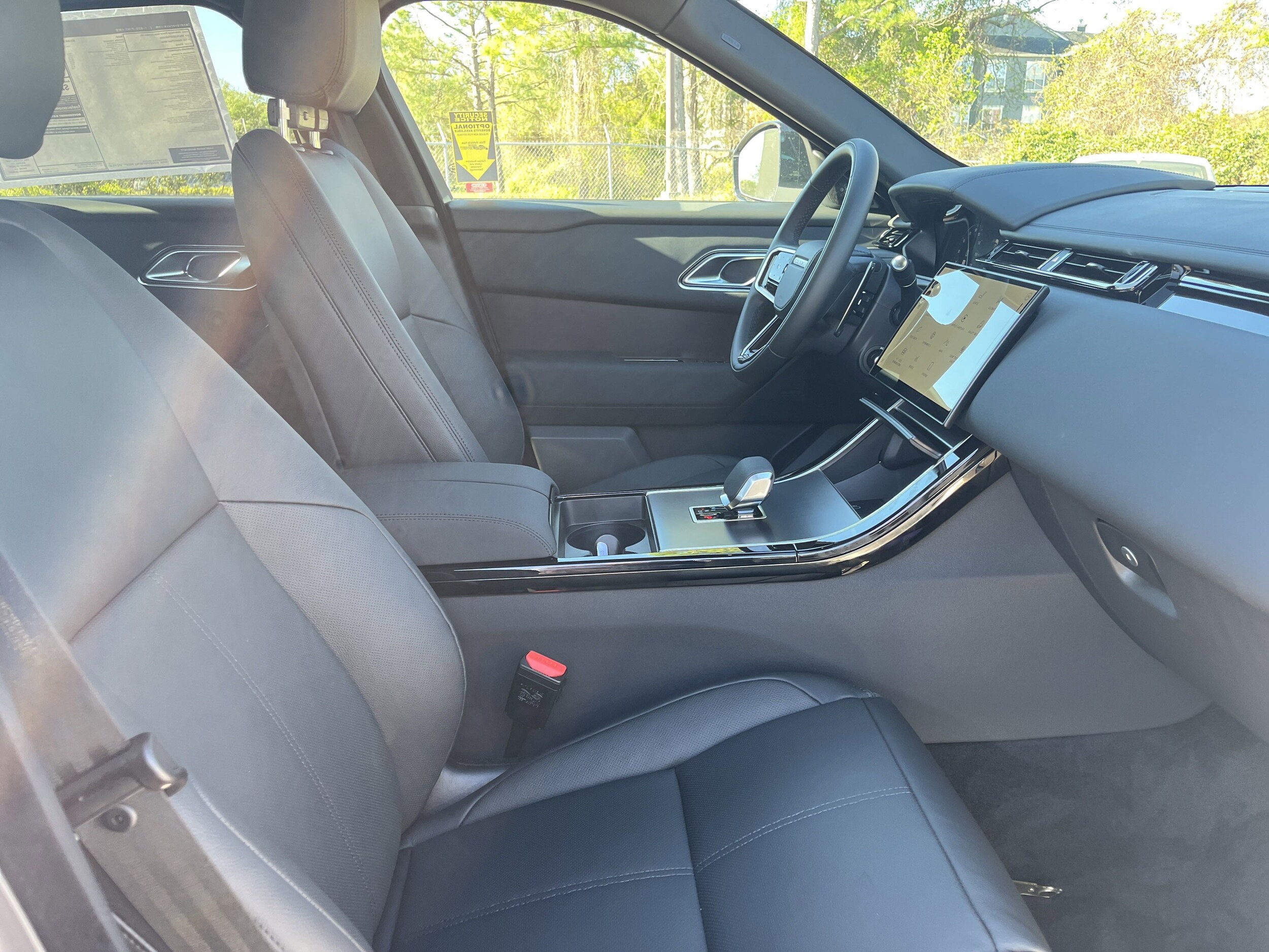 2026 Land Rover Range Rover Velar P250 Dynamic SE photo 4