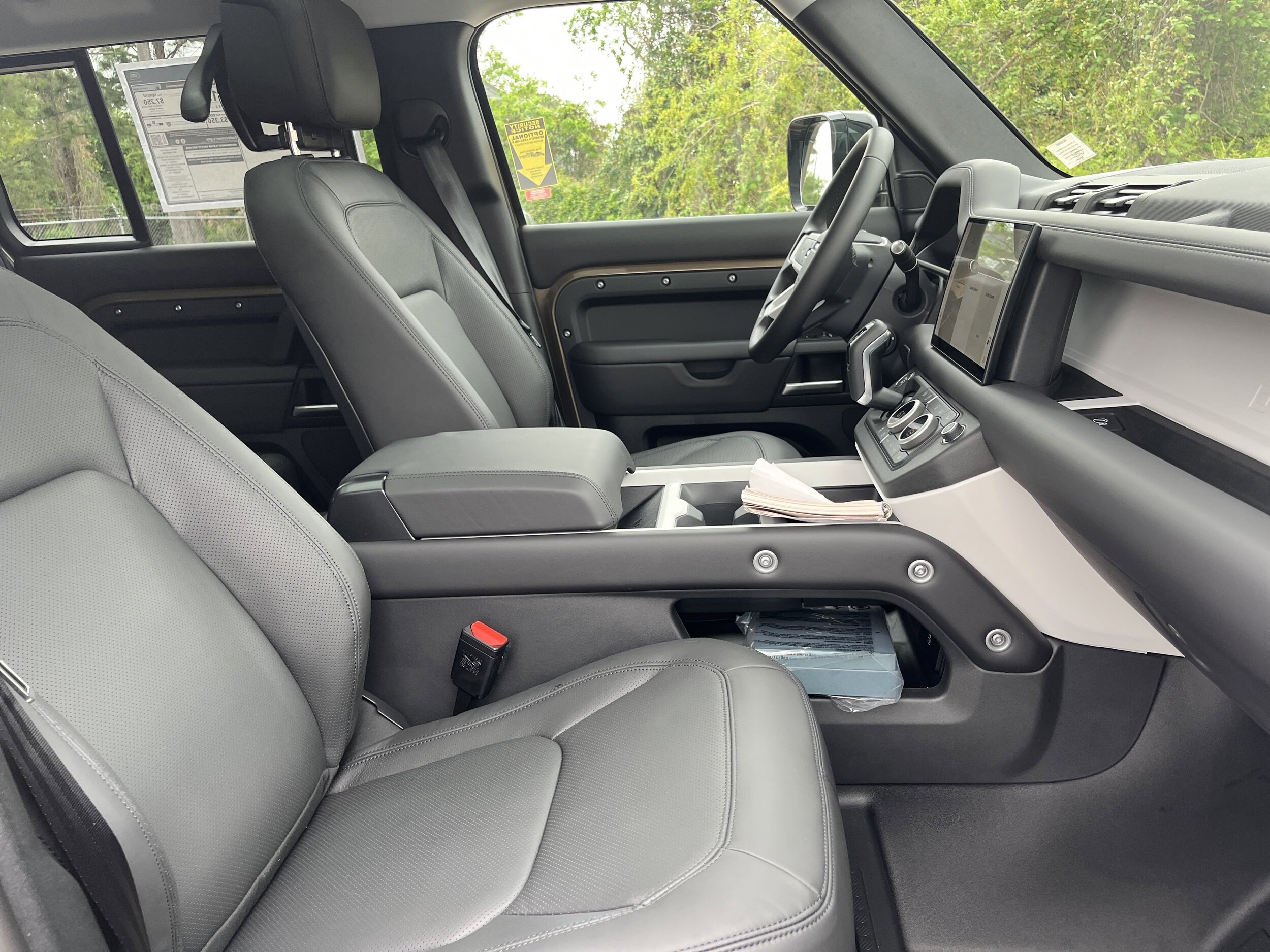 2025 Land Rover Defender 110 S photo 3