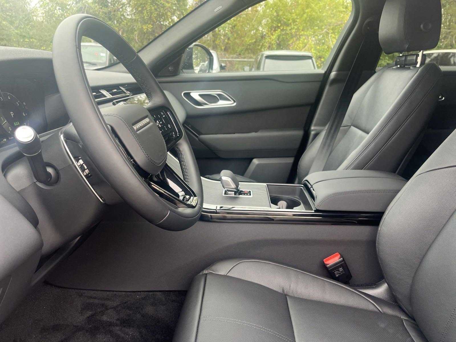 2025 Land Rover Range Rover Velar P250 Dynamic SE photo 4