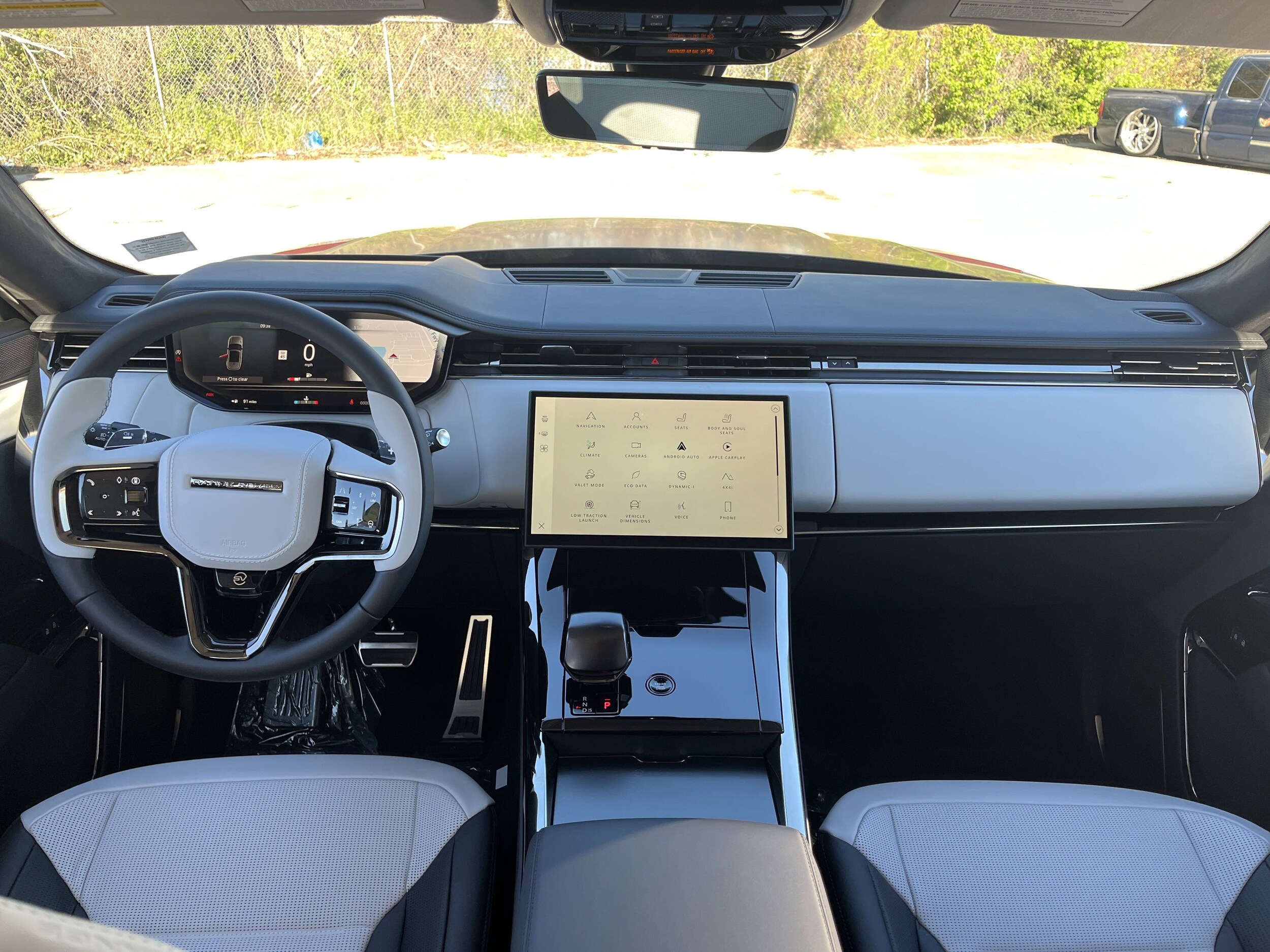 2025 Land Rover Range Rover Sport photo 3