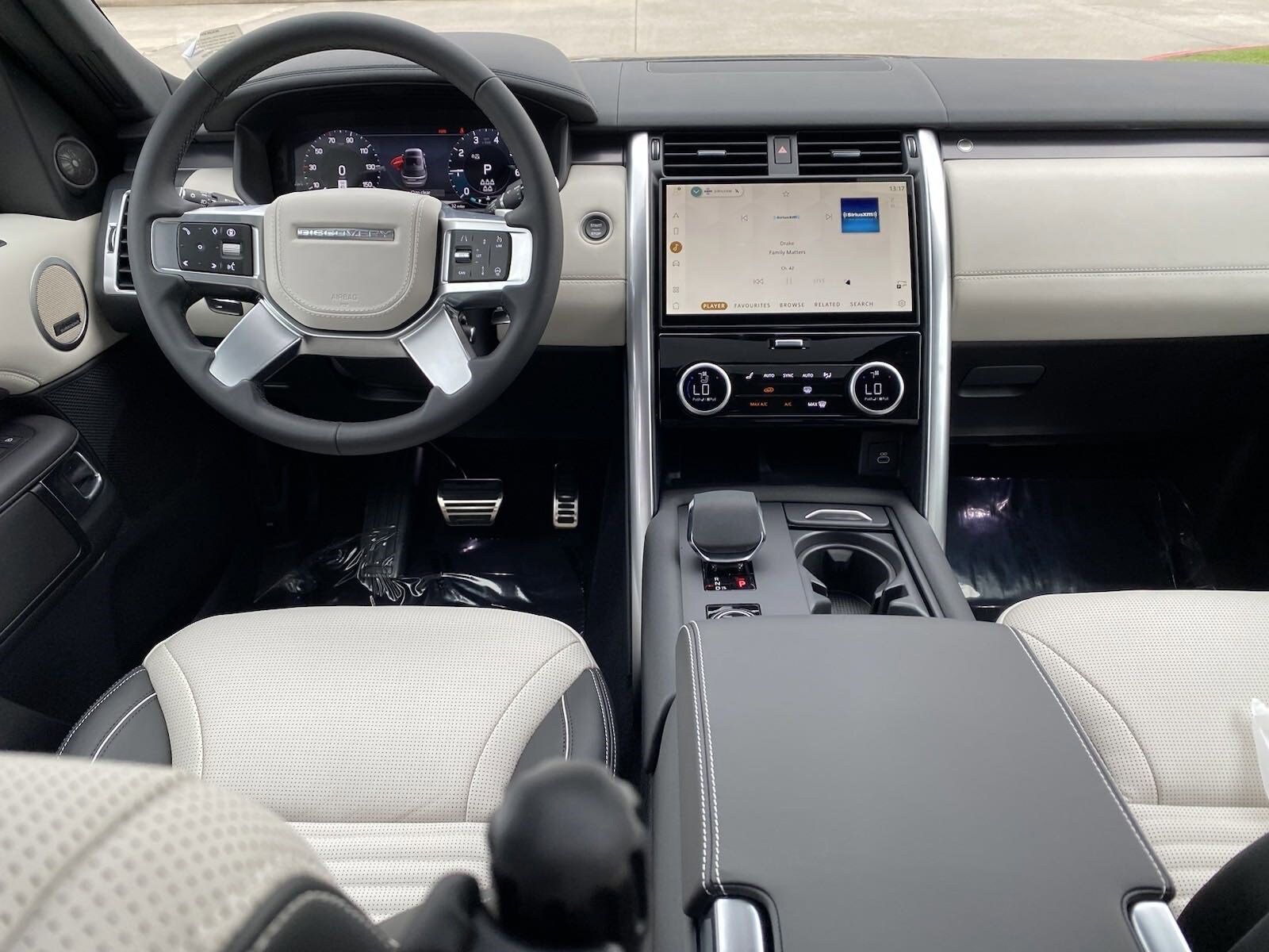2024 Land Rover Discovery Metropolitan Edition photo 4