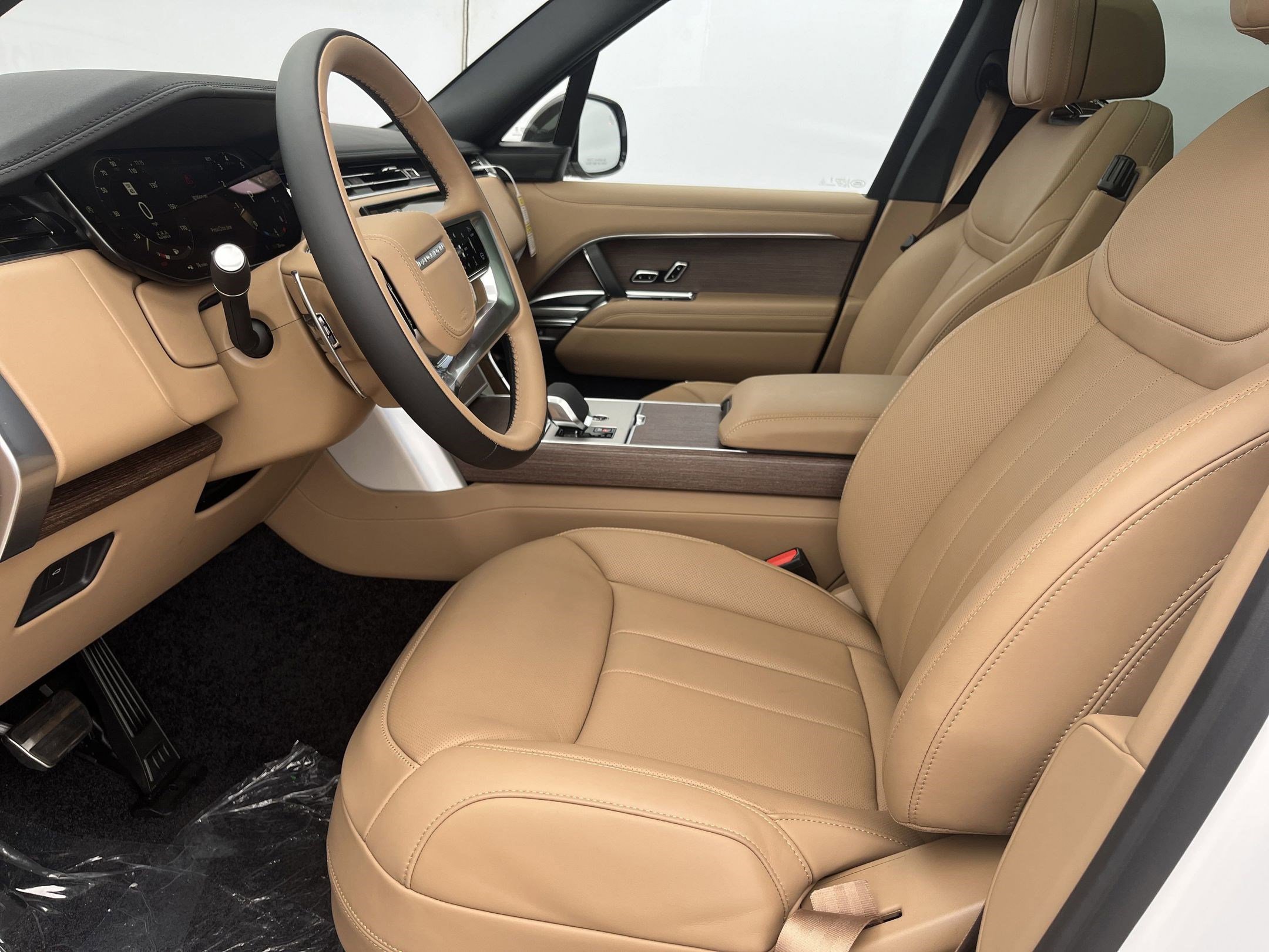 2025 Land Rover Range Rover SE photo 3