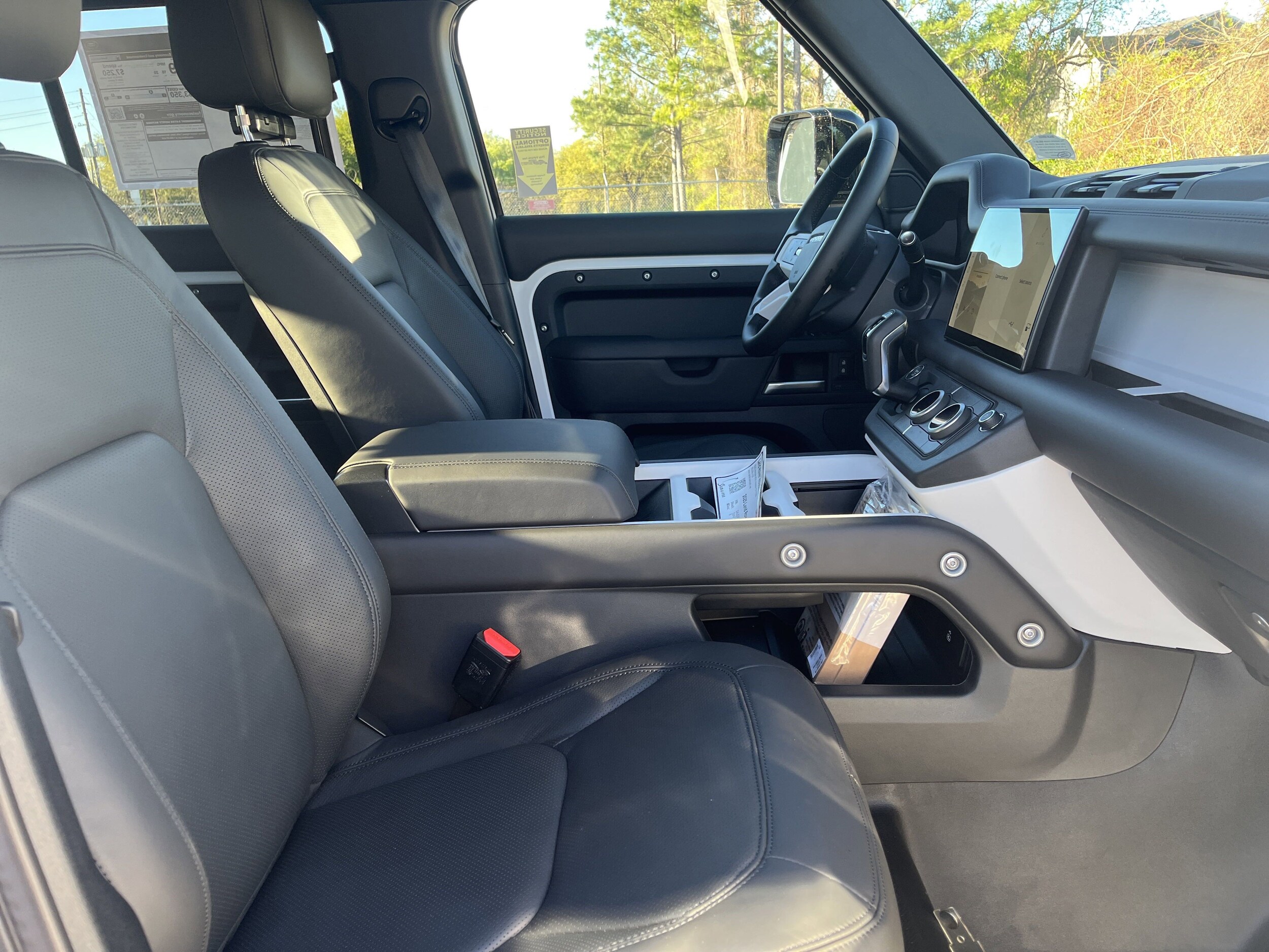 2025 Land Rover Defender 110 X-Dynamic SE photo 4