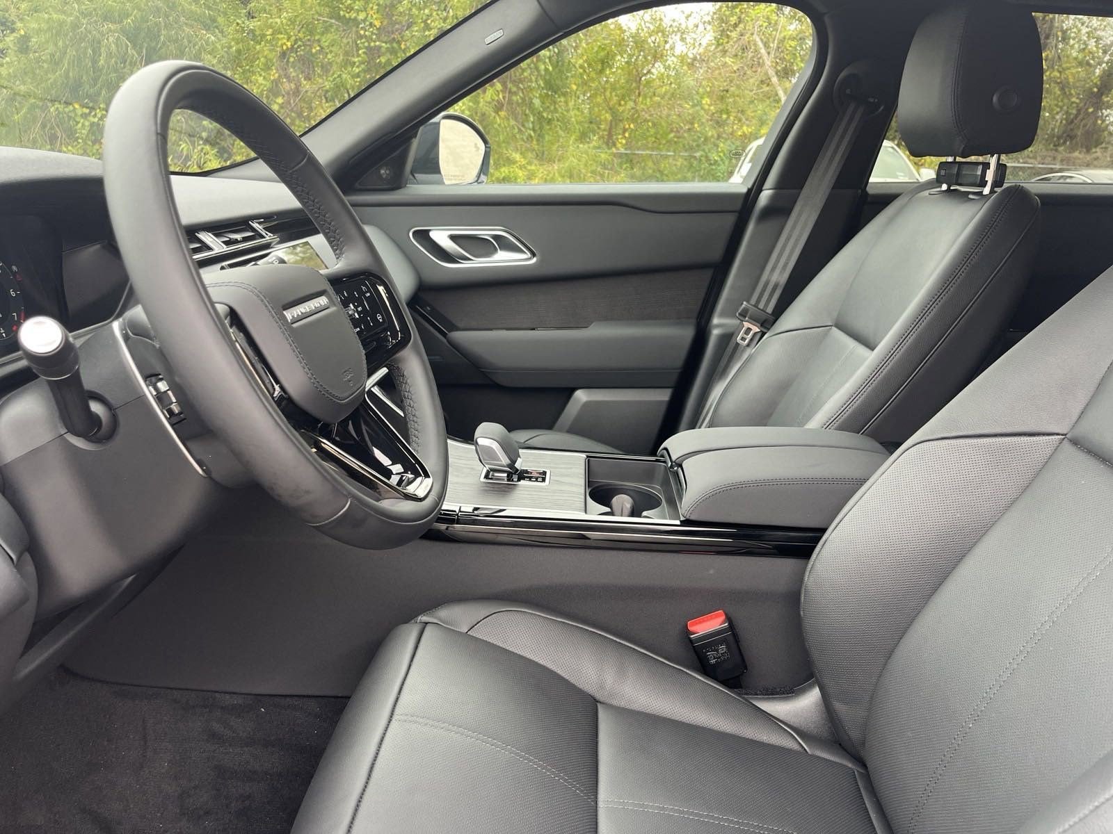 2025 Land Rover Range Rover Velar P250 Dynamic SE photo 3