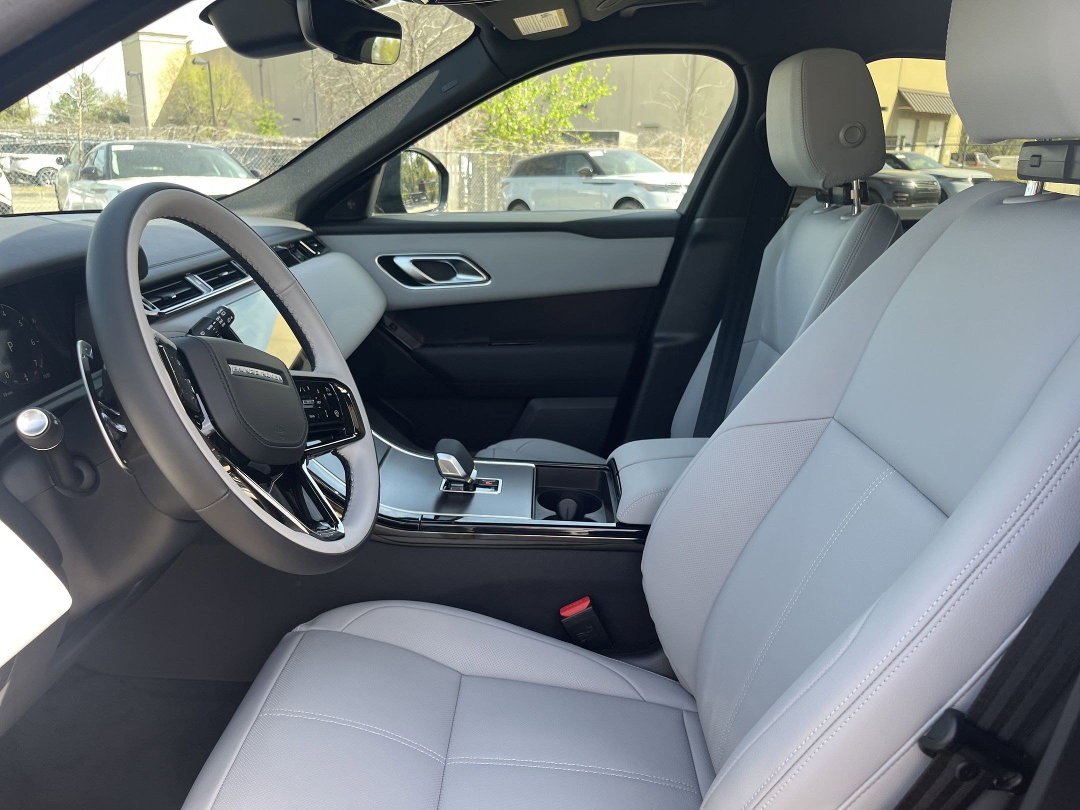 2026 Land Rover Range Rover Velar P250 Dynamic SE photo 4