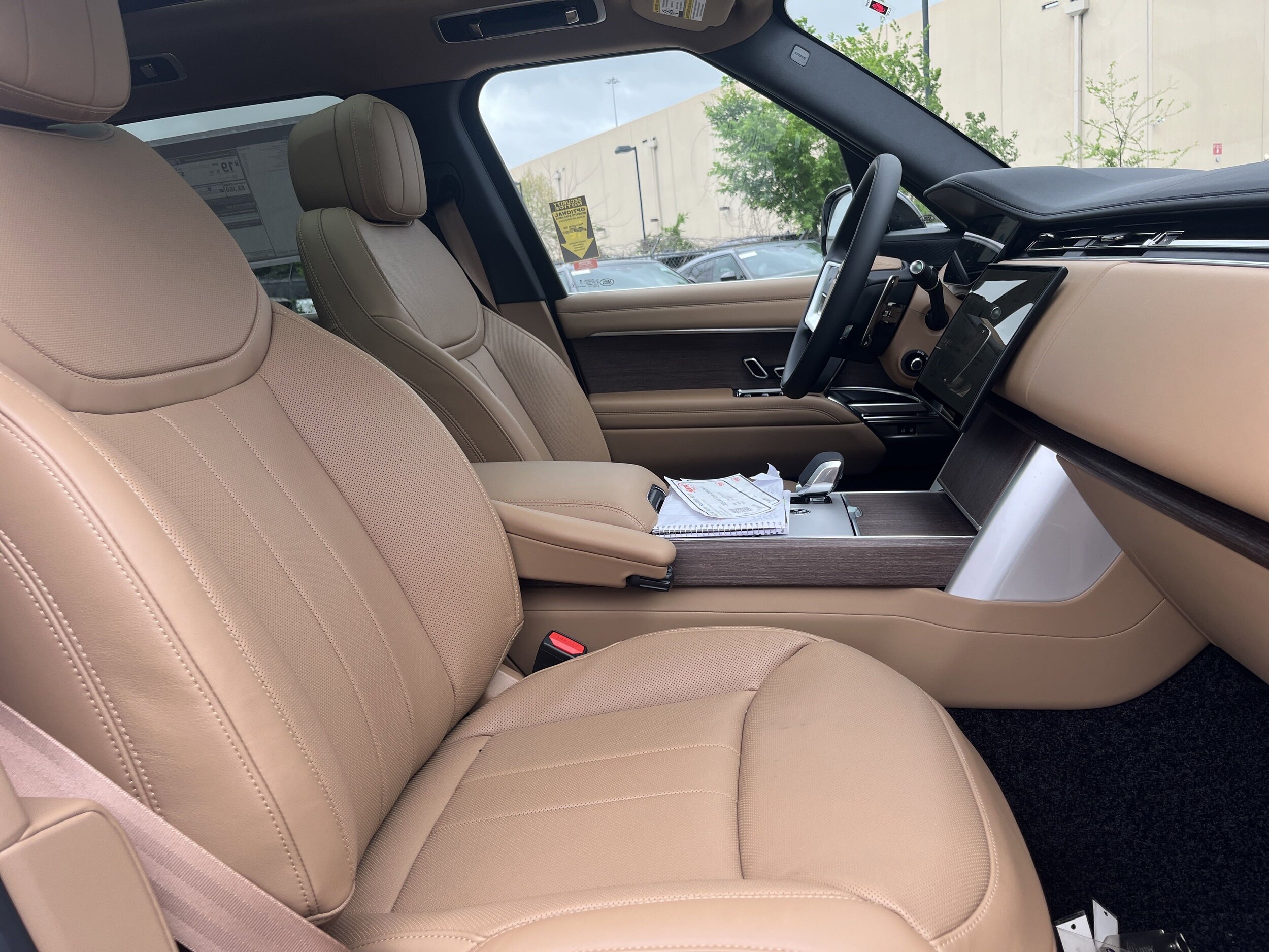 2025 Land Rover Range Rover SE photo 4