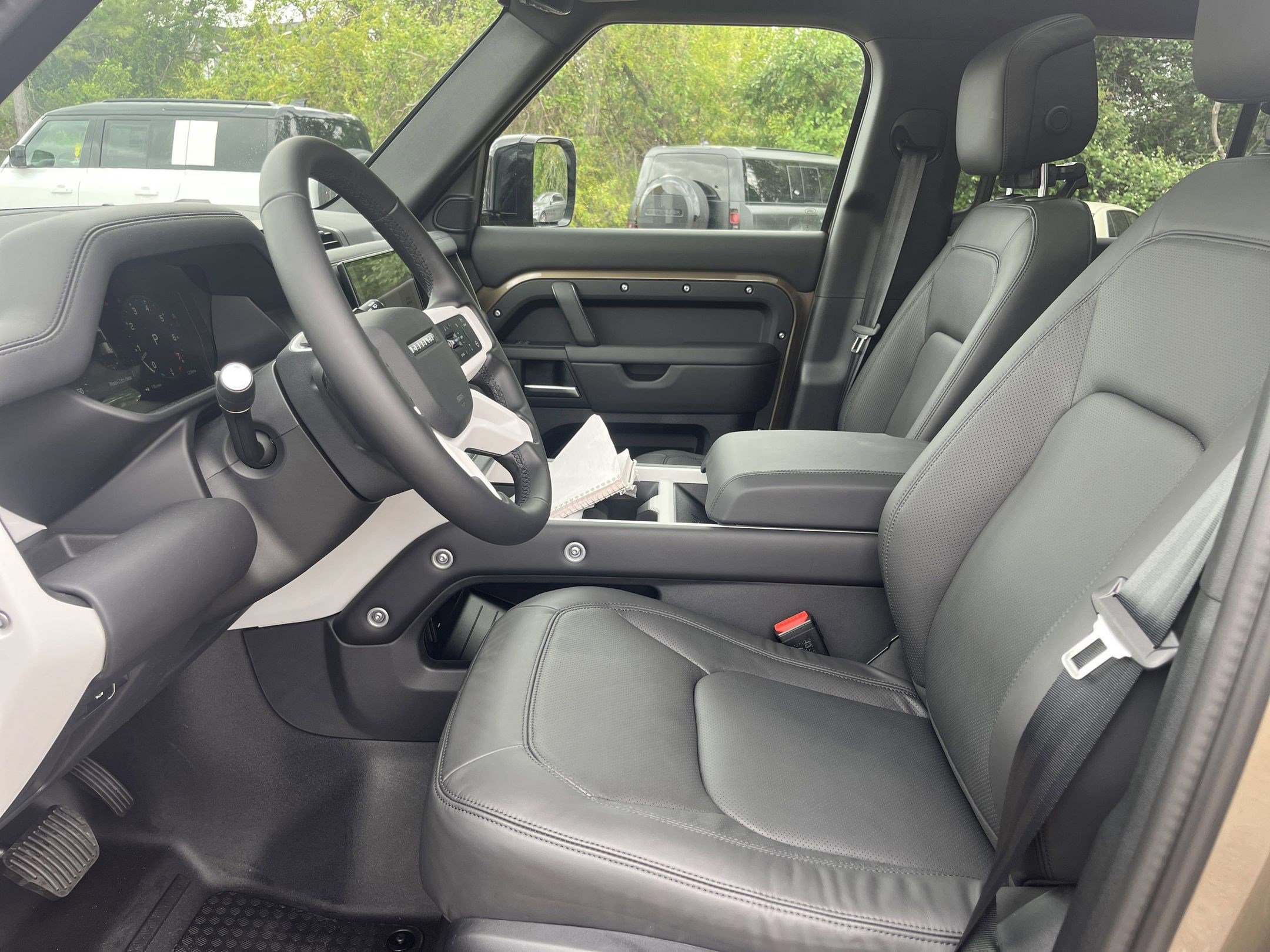 2025 Land Rover Defender 110 X-Dynamic SE photo 4