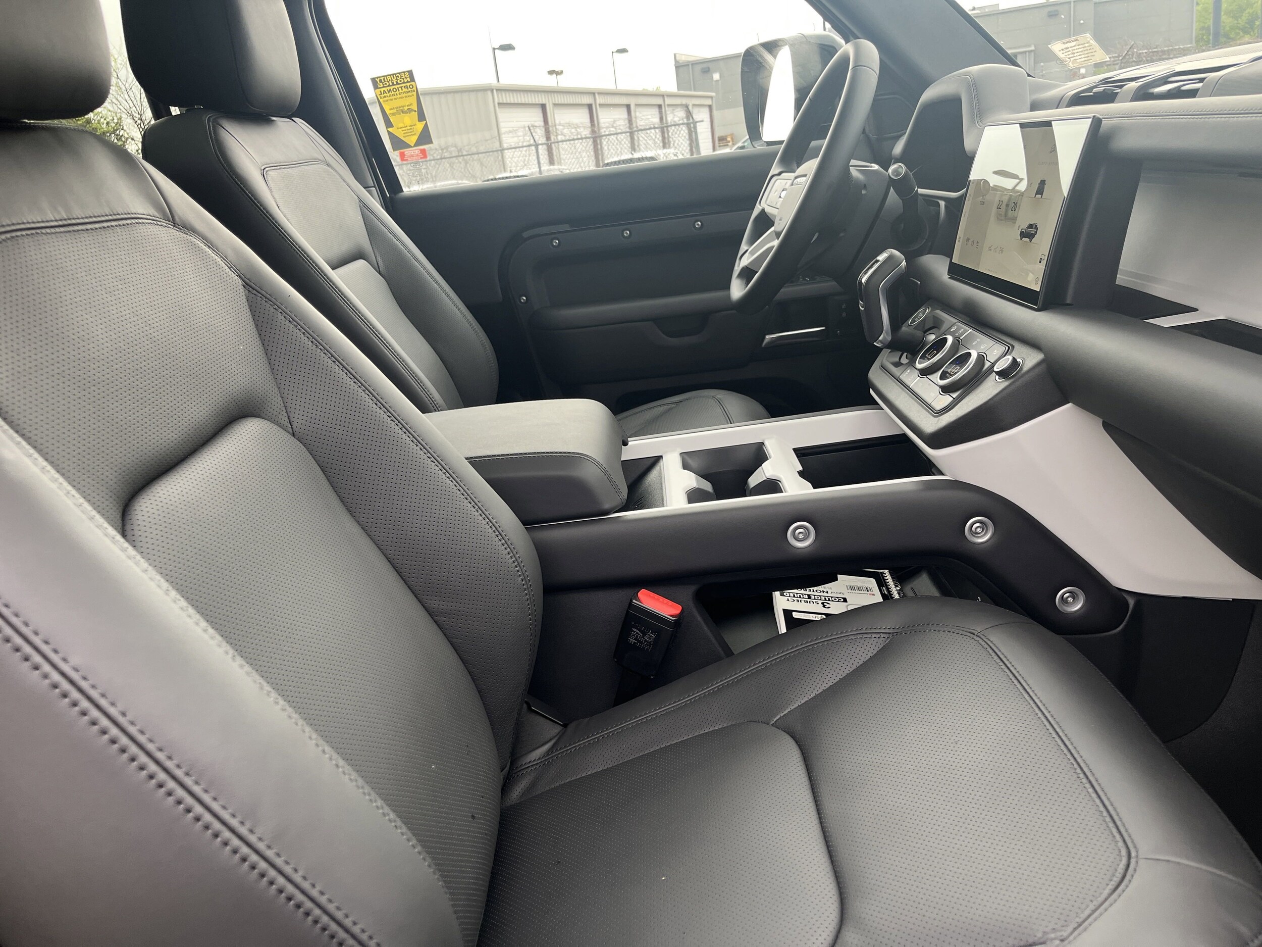 2025 Land Rover Defender 90 X-Dynamic SE photo 4