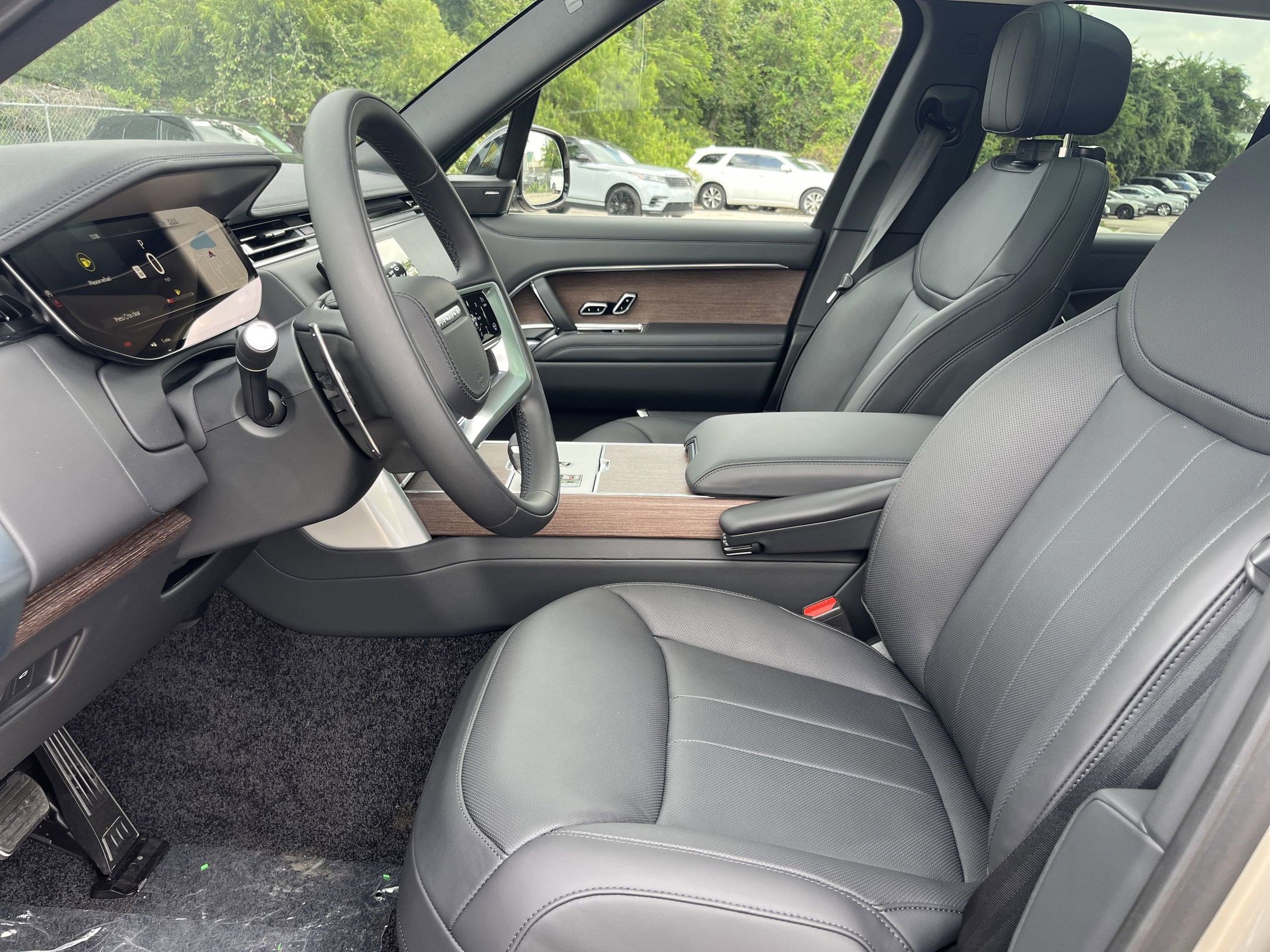 2025 Land Rover Range Rover SE photo 2