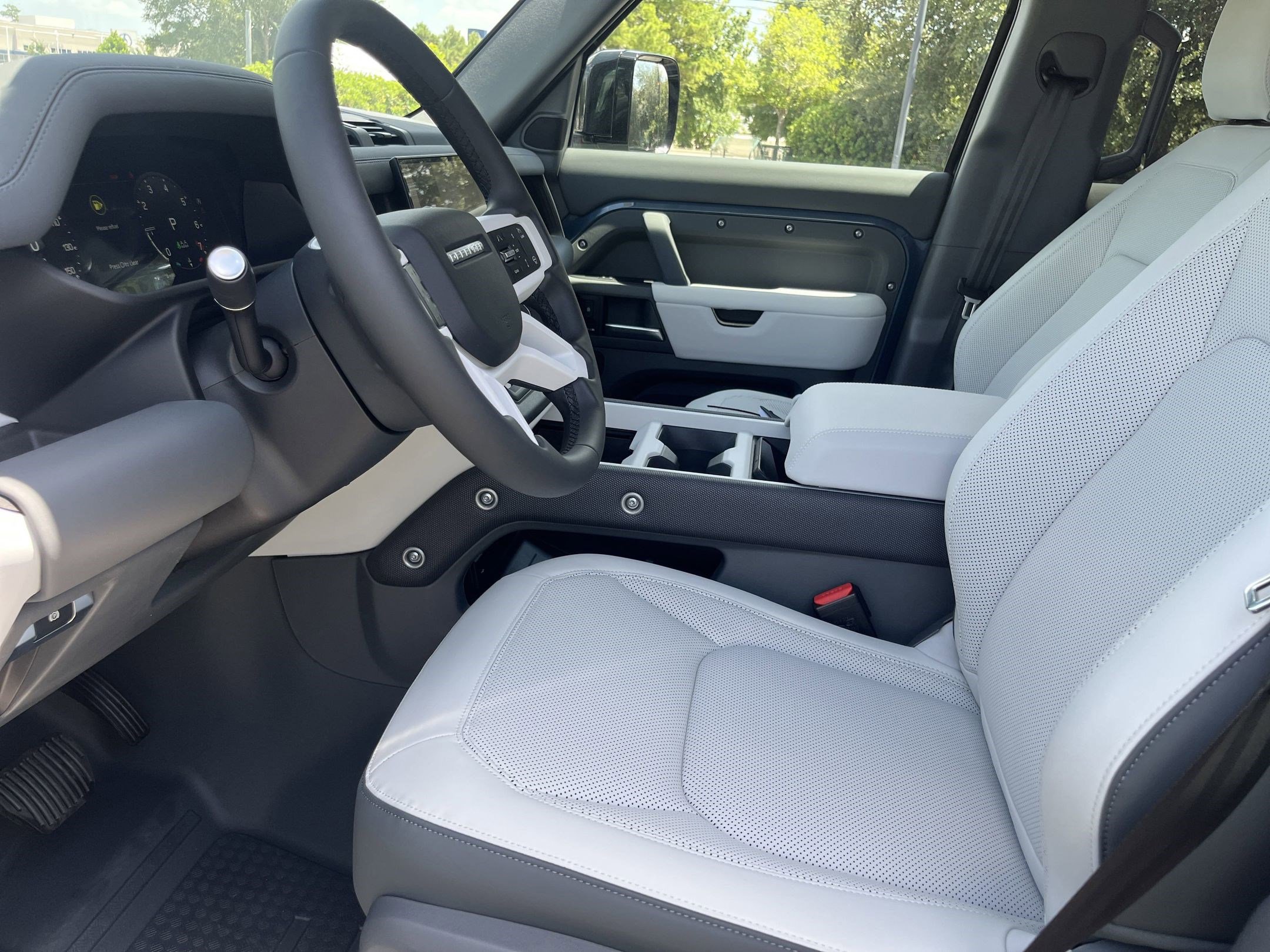 2025 Land Rover Defender 110 S photo 4