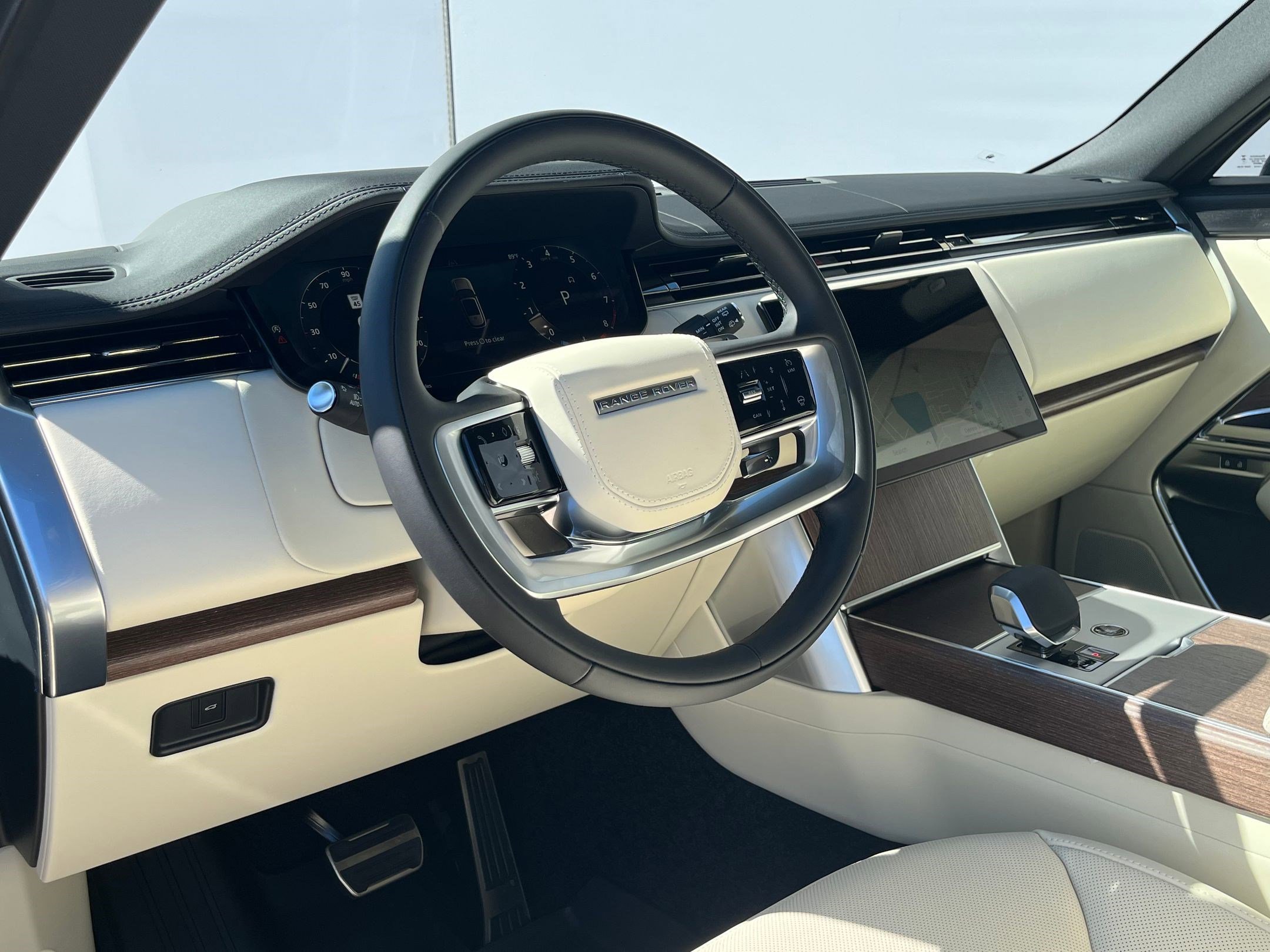 2025 Land Rover Range Rover SE photo 4