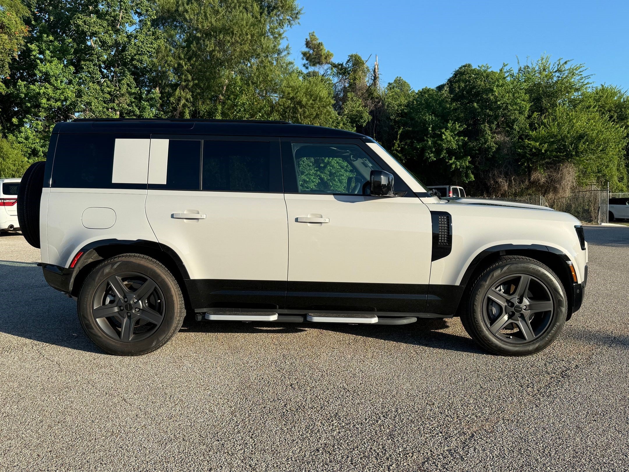 2026 Land Rover Defender X-Dynamic SE - Photo 8