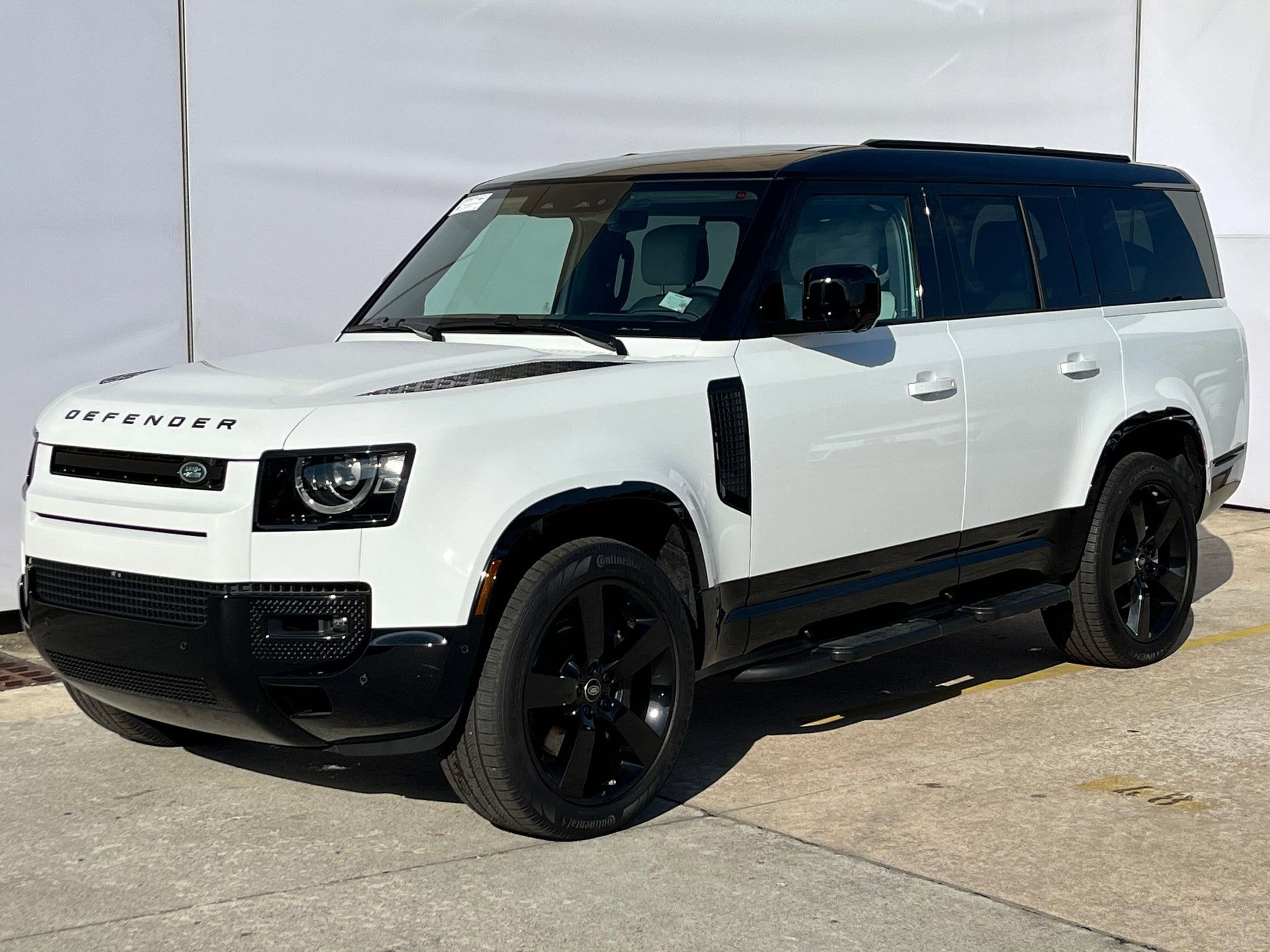 2025 Land Rover Defender X-Dynamic SE's photo