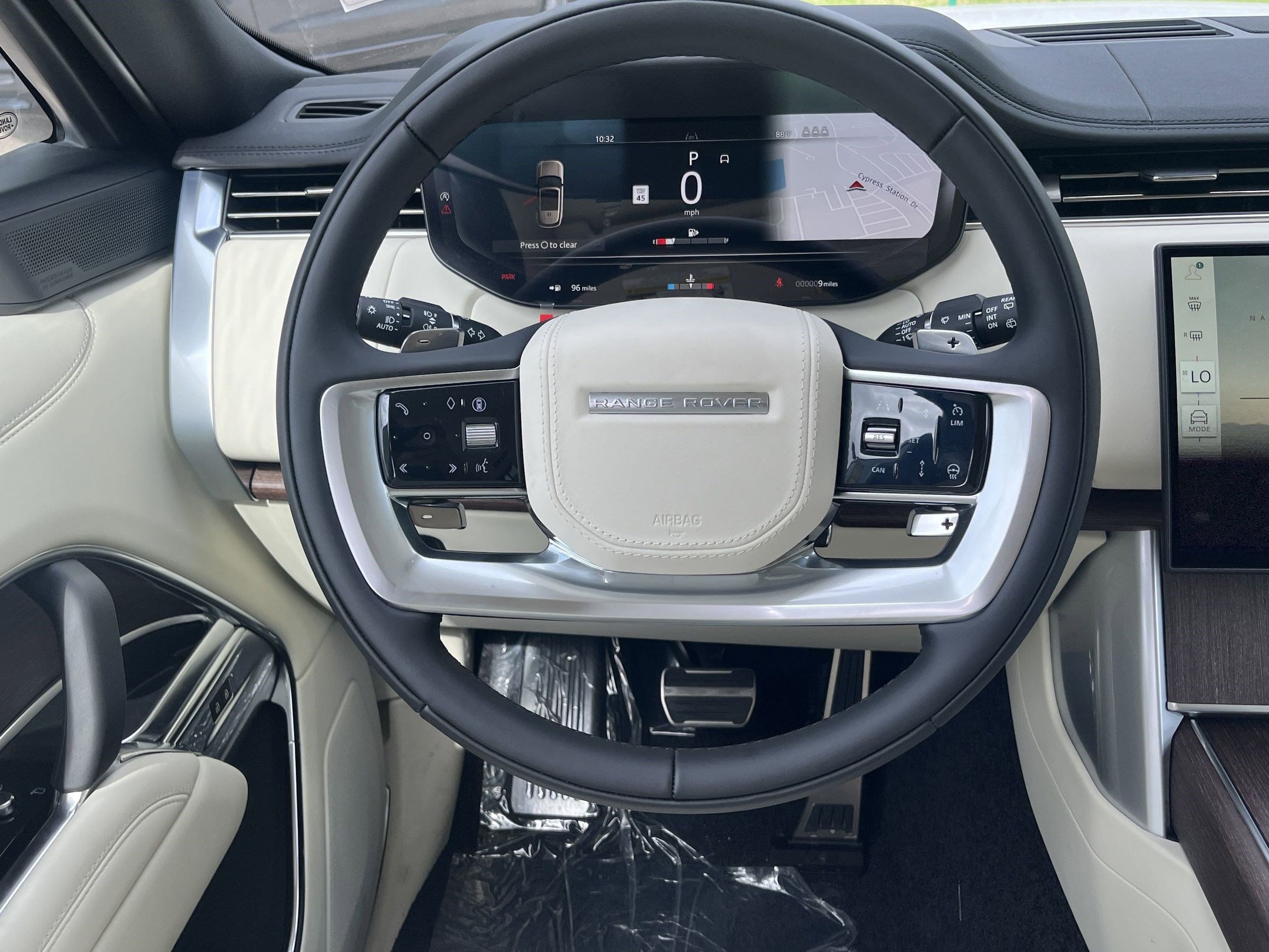 2025 Land Rover Range Rover SE photo 3