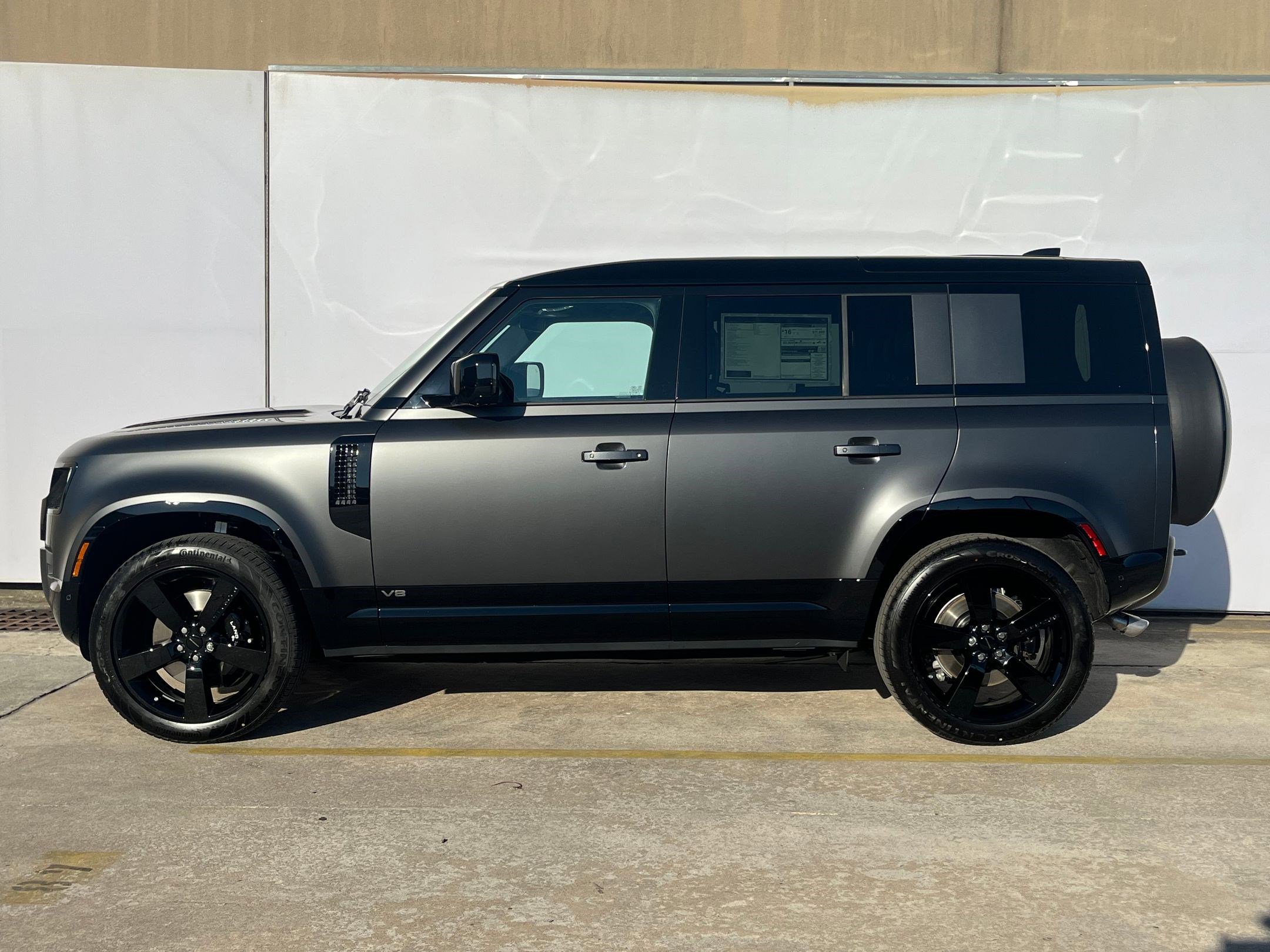 2026 Land Rover Defender 110 V8 photo 2
