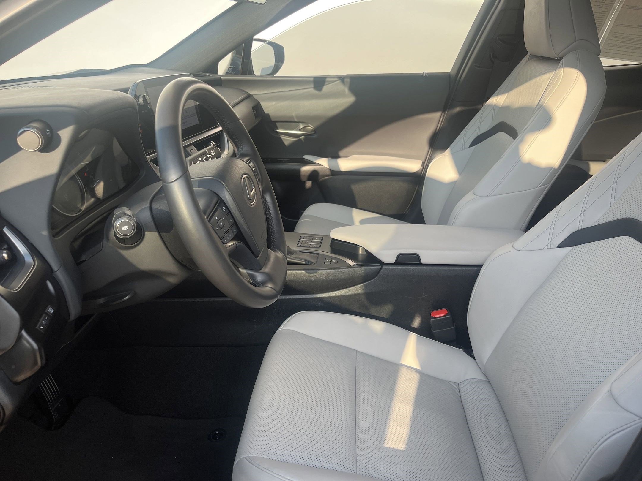 2023 Lexus UX 250h Premium photo 4