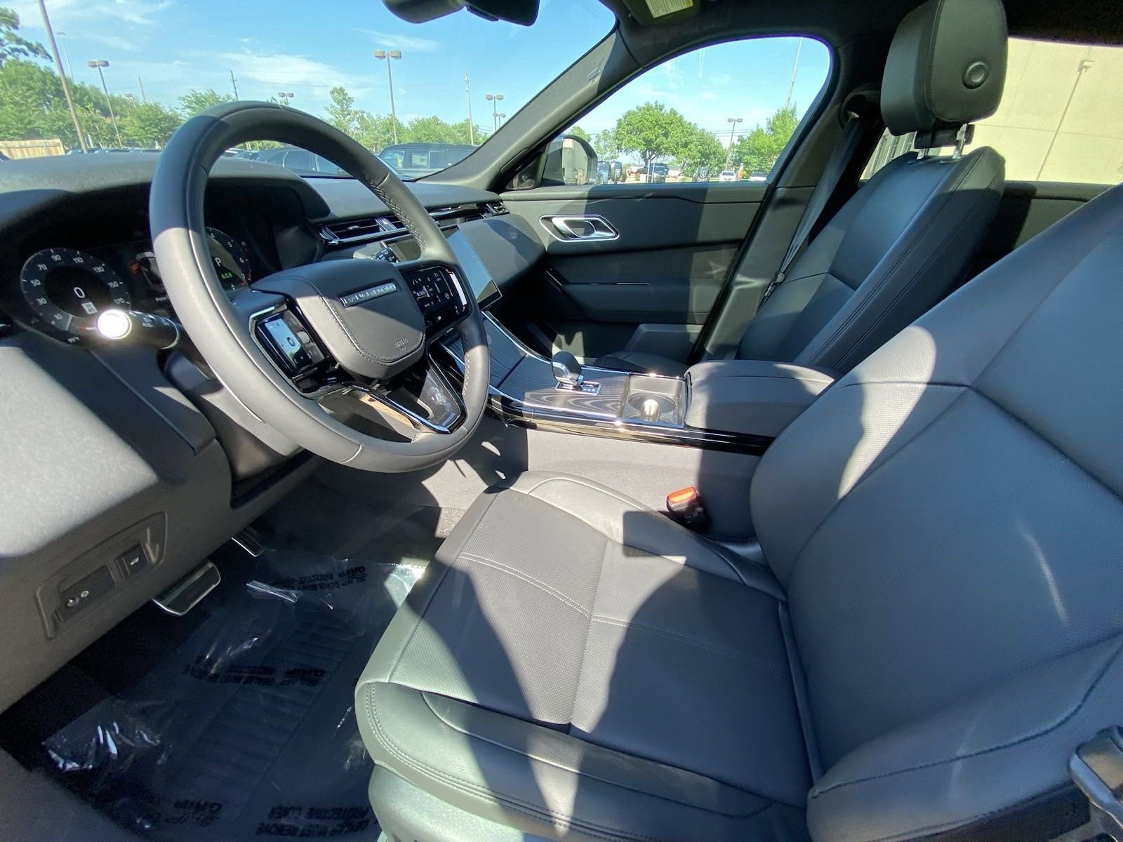 2025 Land Rover Range Rover Velar P400 Dynamic SE photo 4