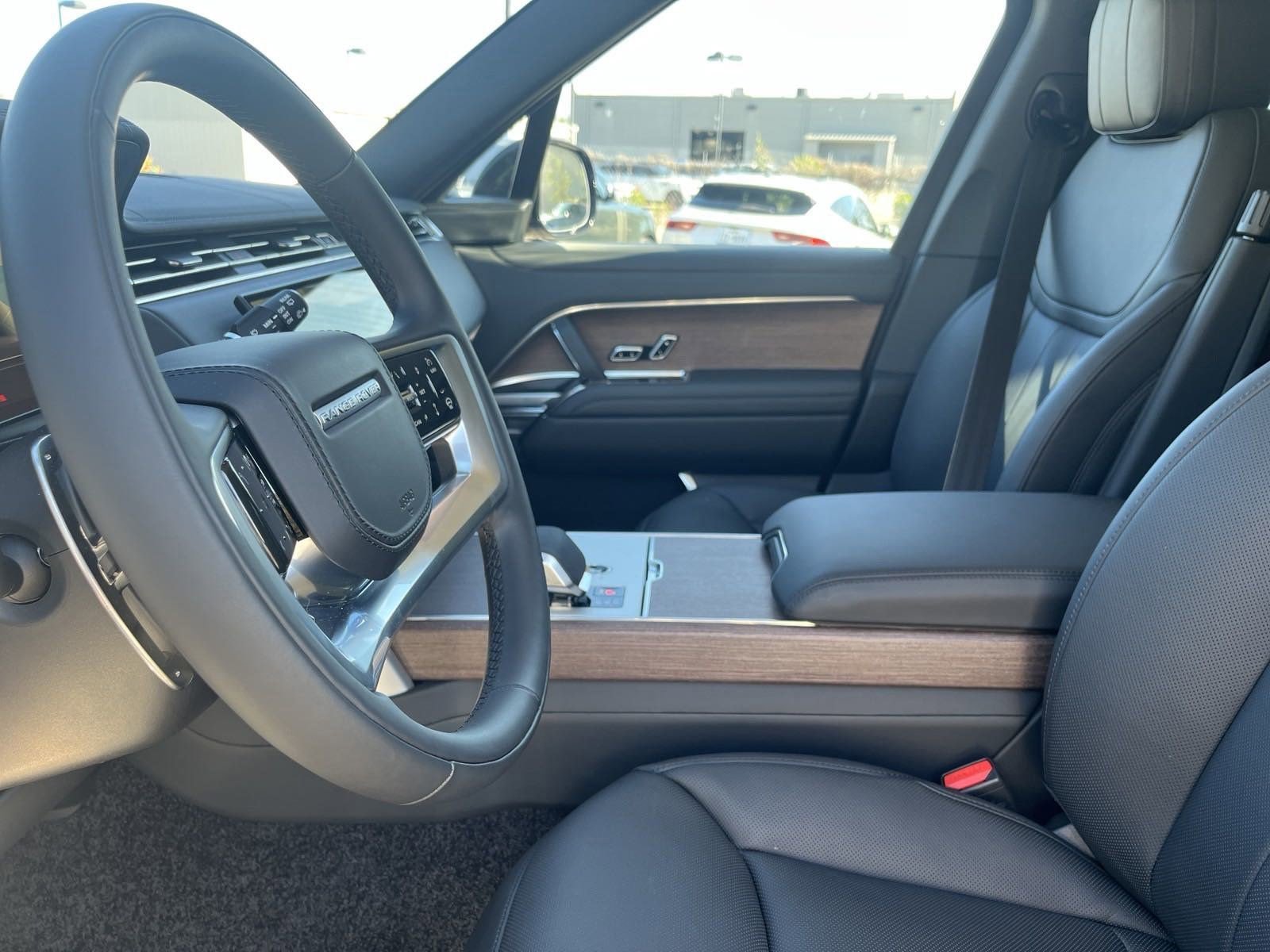 2025 Land Rover Range Rover SE photo 4