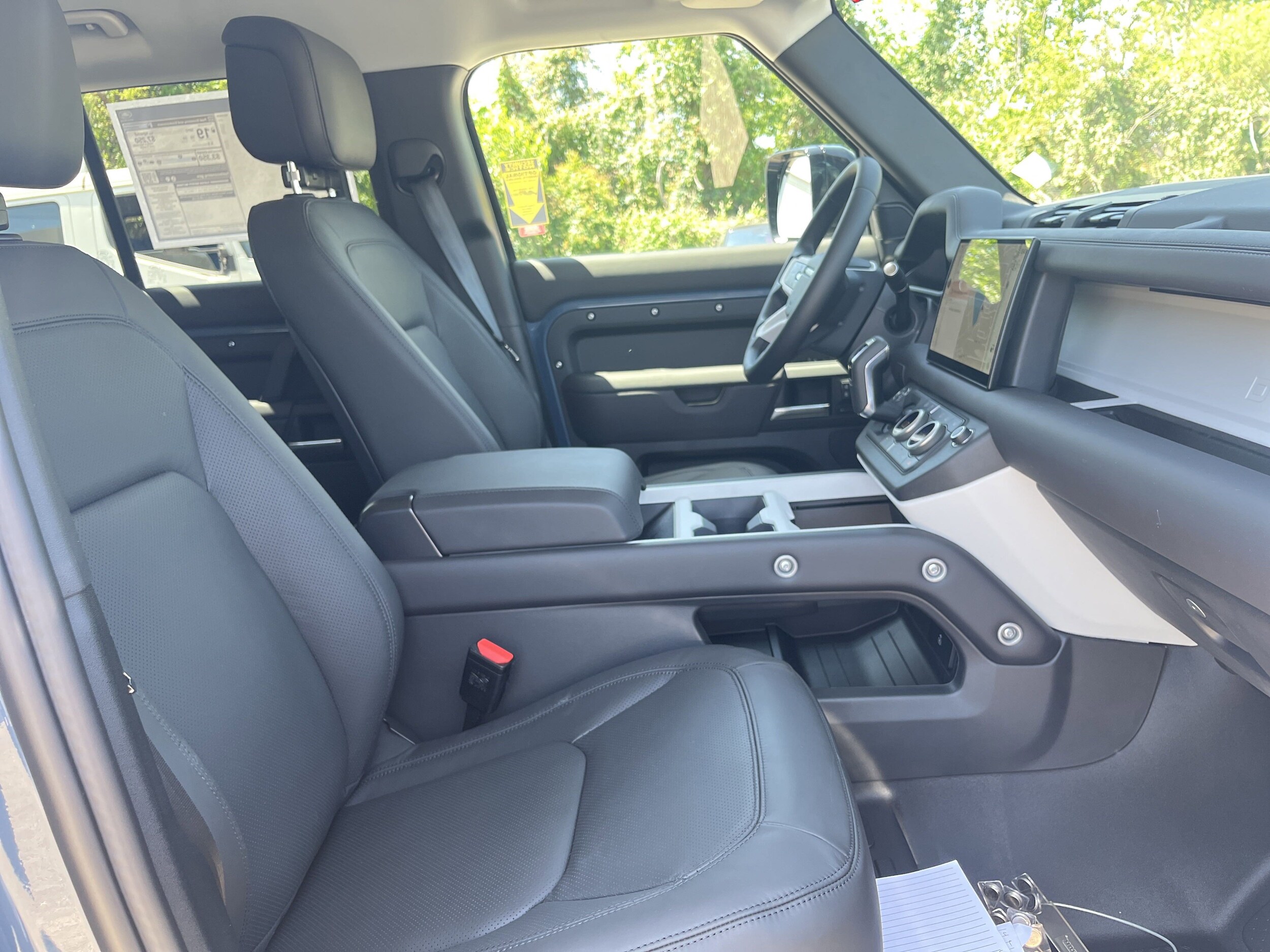 2025 Land Rover Defender 110 S photo 3