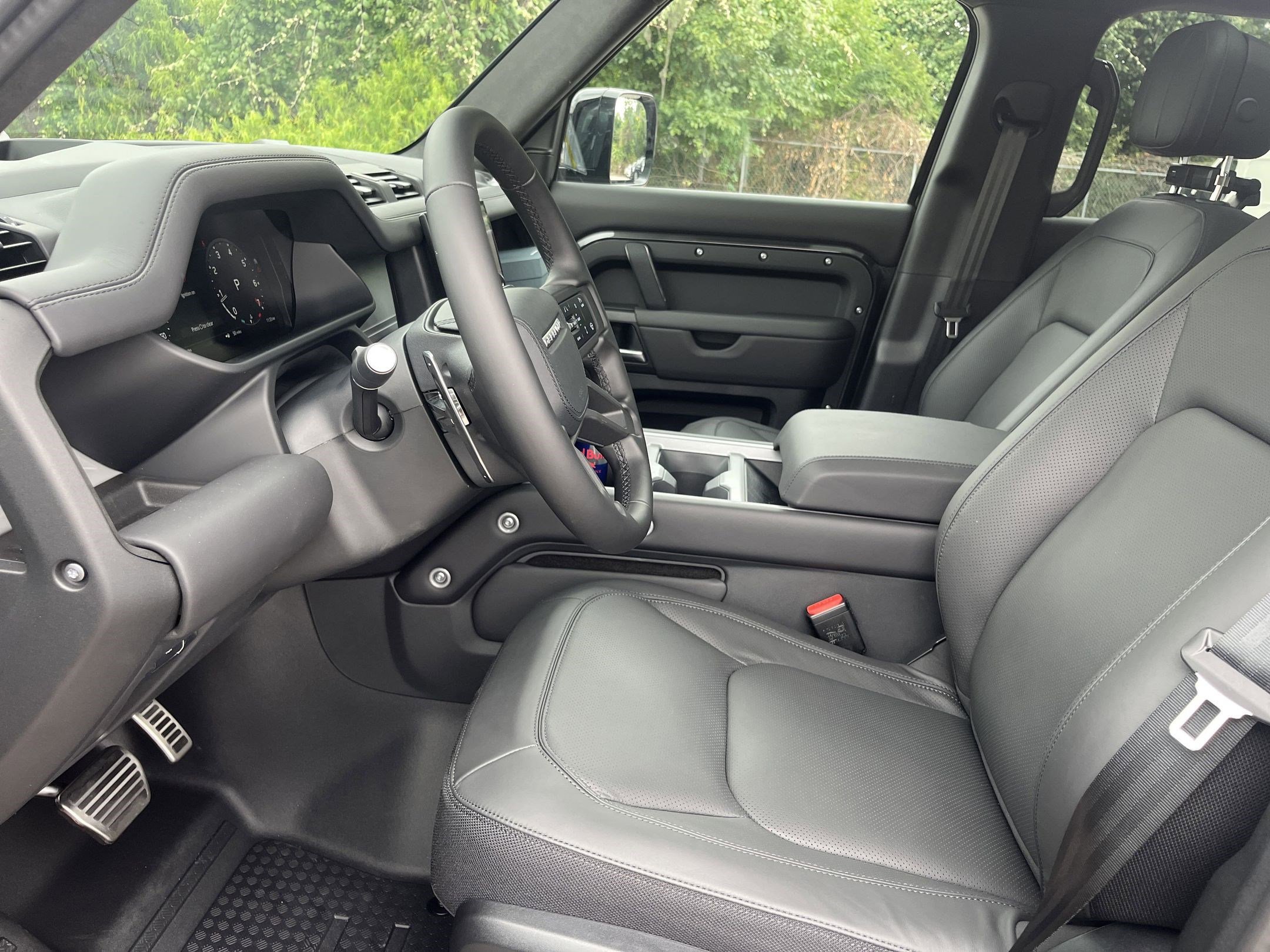 2025 Land Rover Defender 110 V8 photo 4