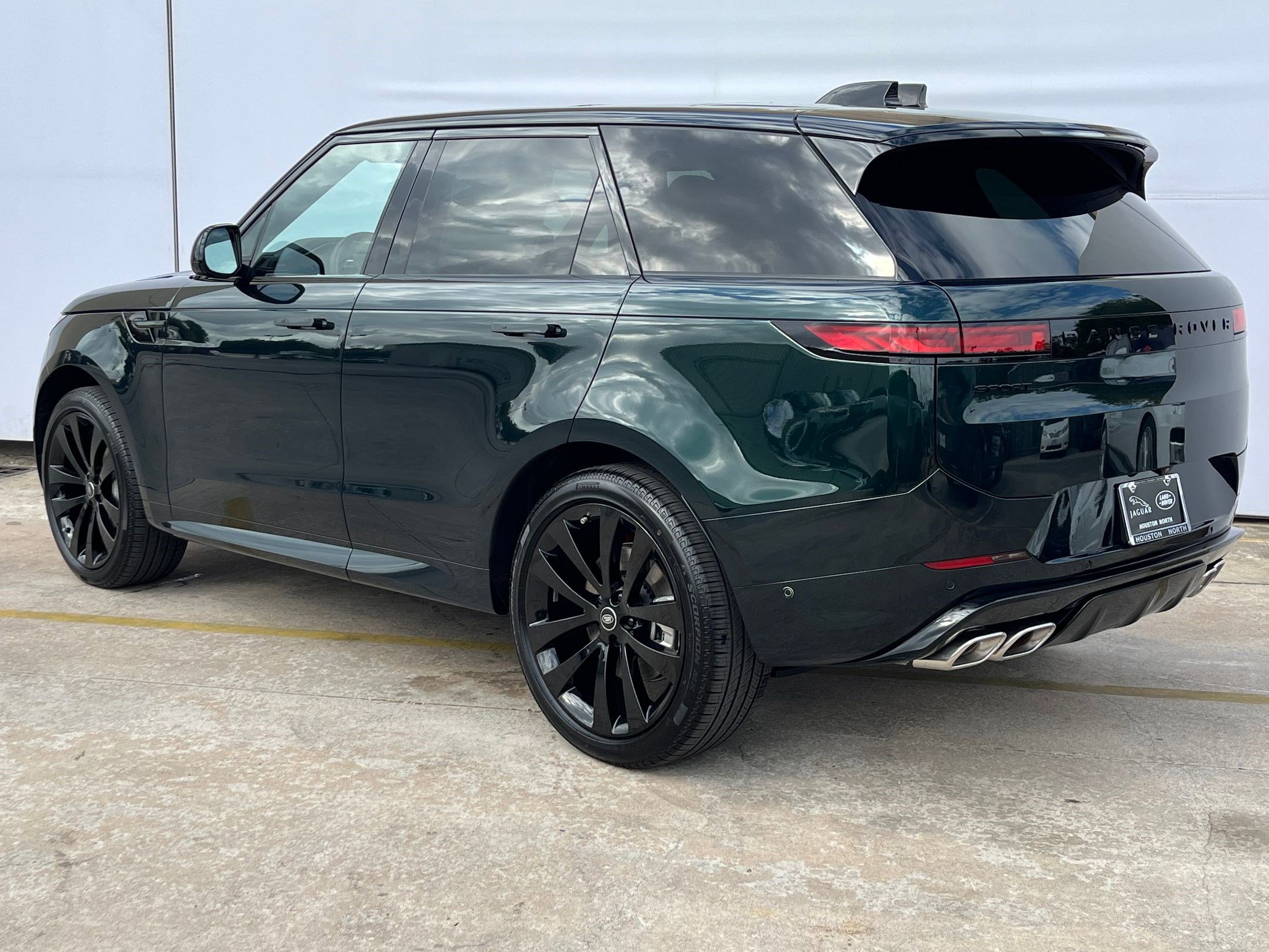 2025 Land Rover Range Rover P530 Dynamic SE photo 2