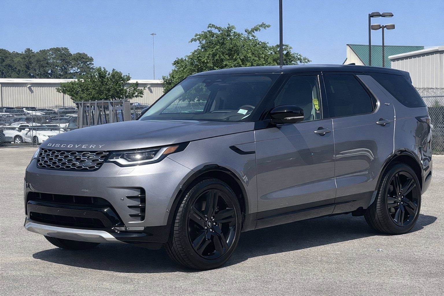 2025 Land Rover Discovery Metropolitan Edition's photo