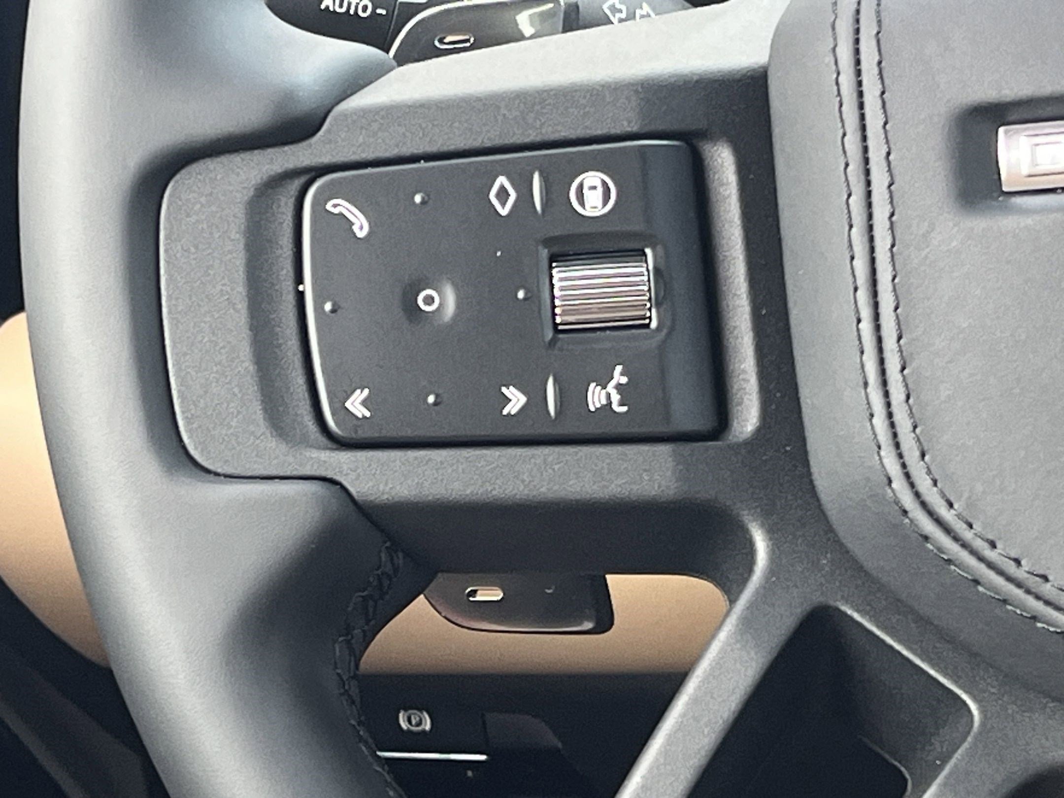 2025 Land Rover Defender V8 - Photo 15