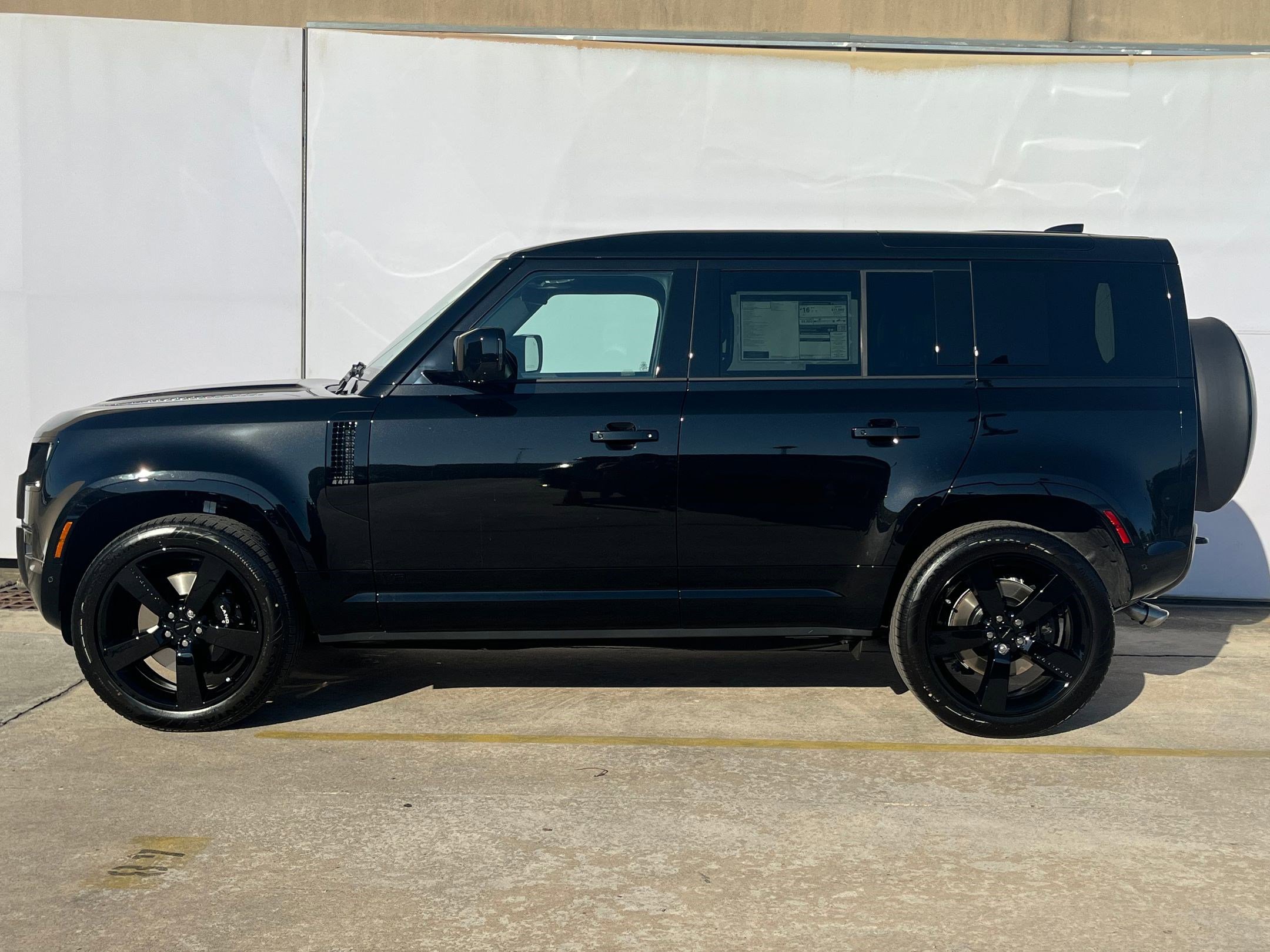 2026 Land Rover Defender 110 V8 photo 2