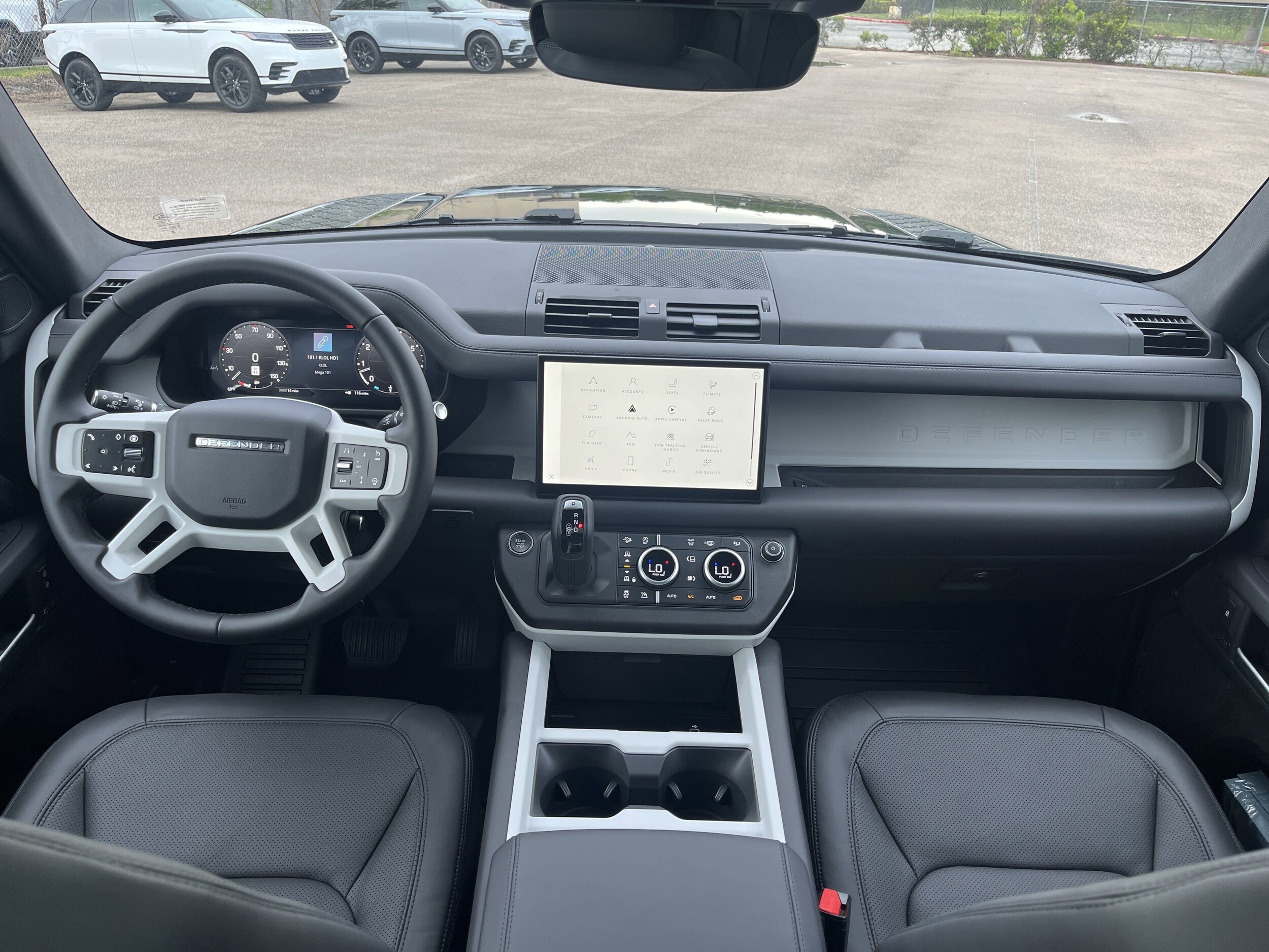 2025 Land Rover Defender 90 X-Dynamic SE photo 3