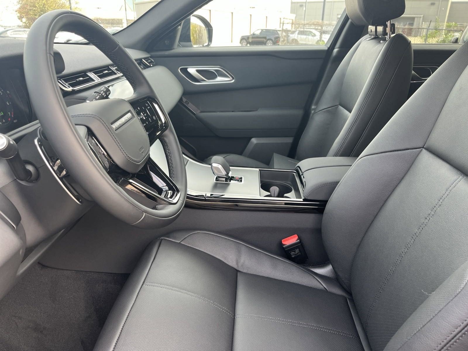 2025 Land Rover Range Rover Velar P250 Dynamic SE photo 3