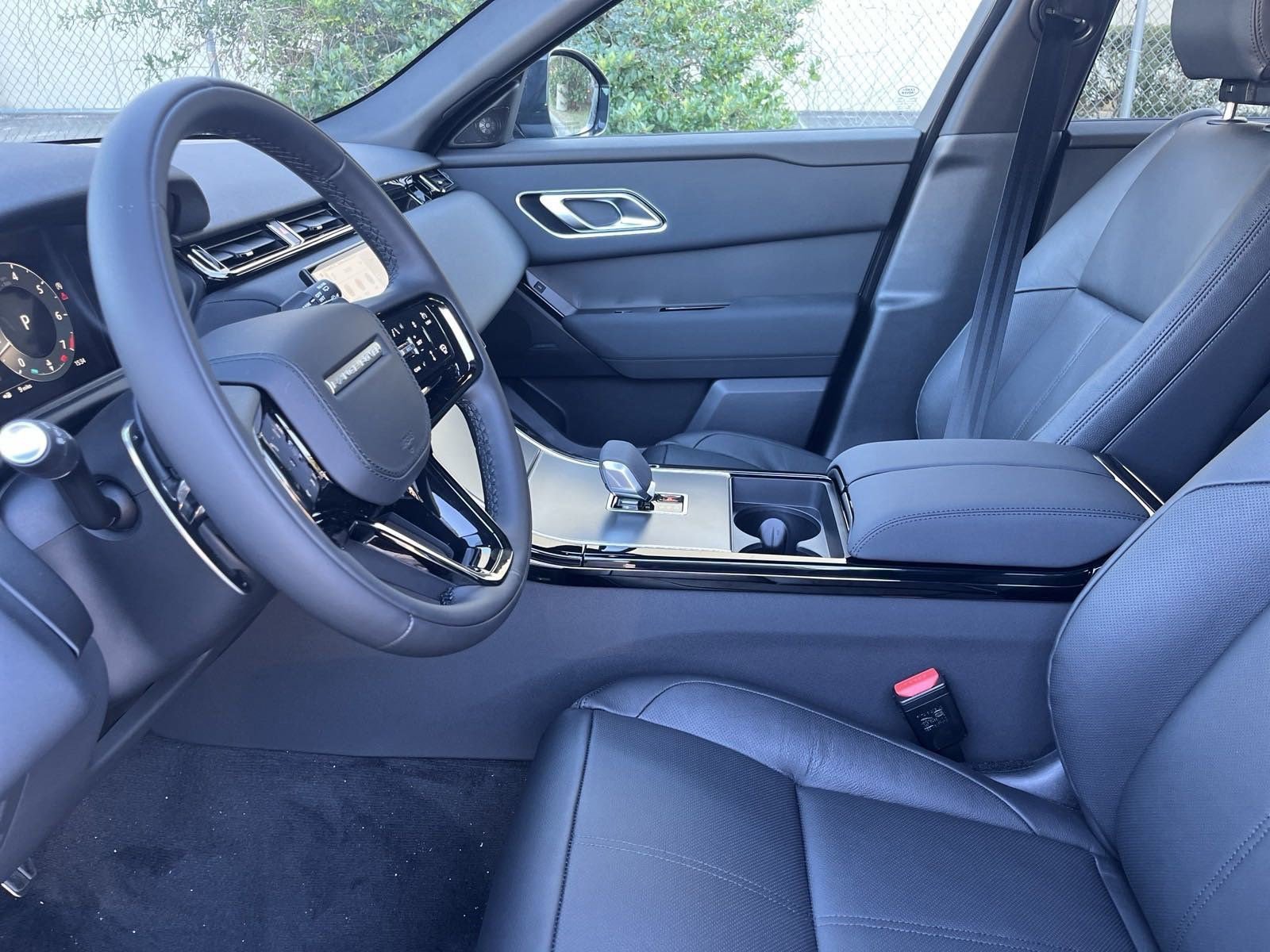 2025 Land Rover Range Rover Velar P250 Dynamic SE photo 2