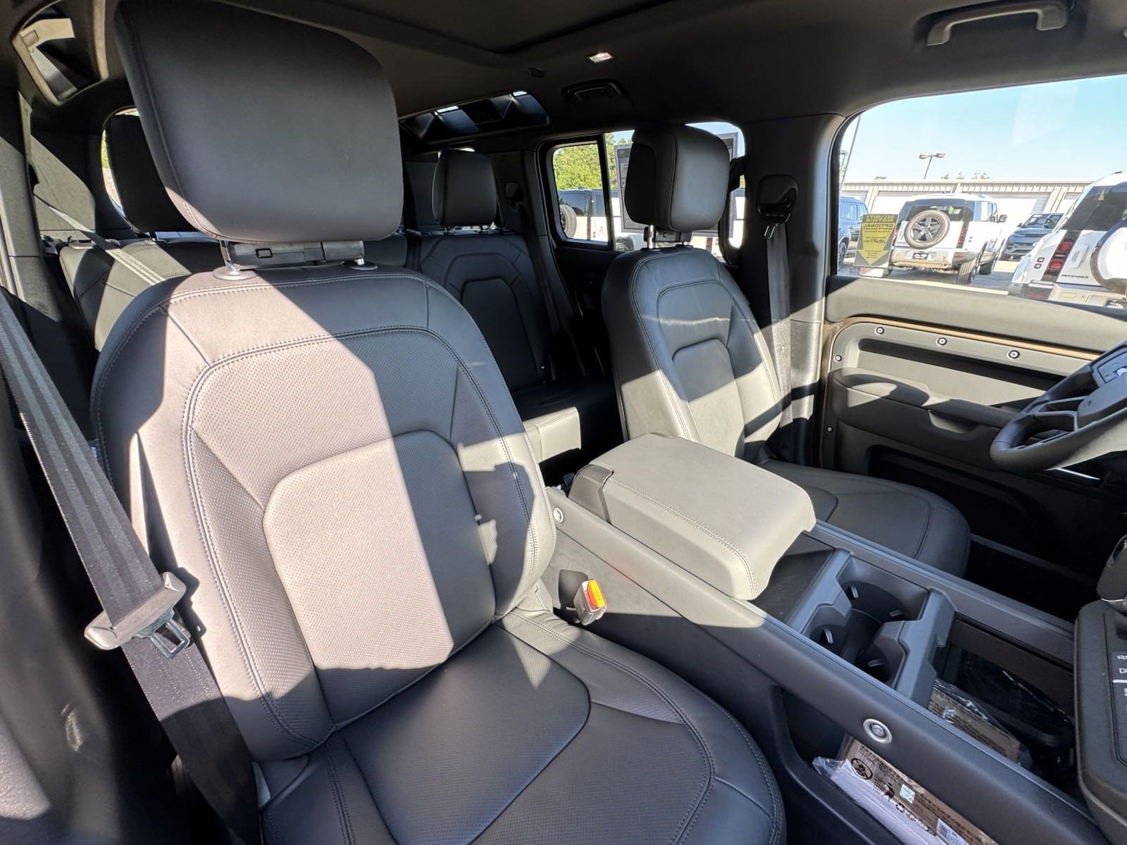 2025 Land Rover Defender 110 S photo 4