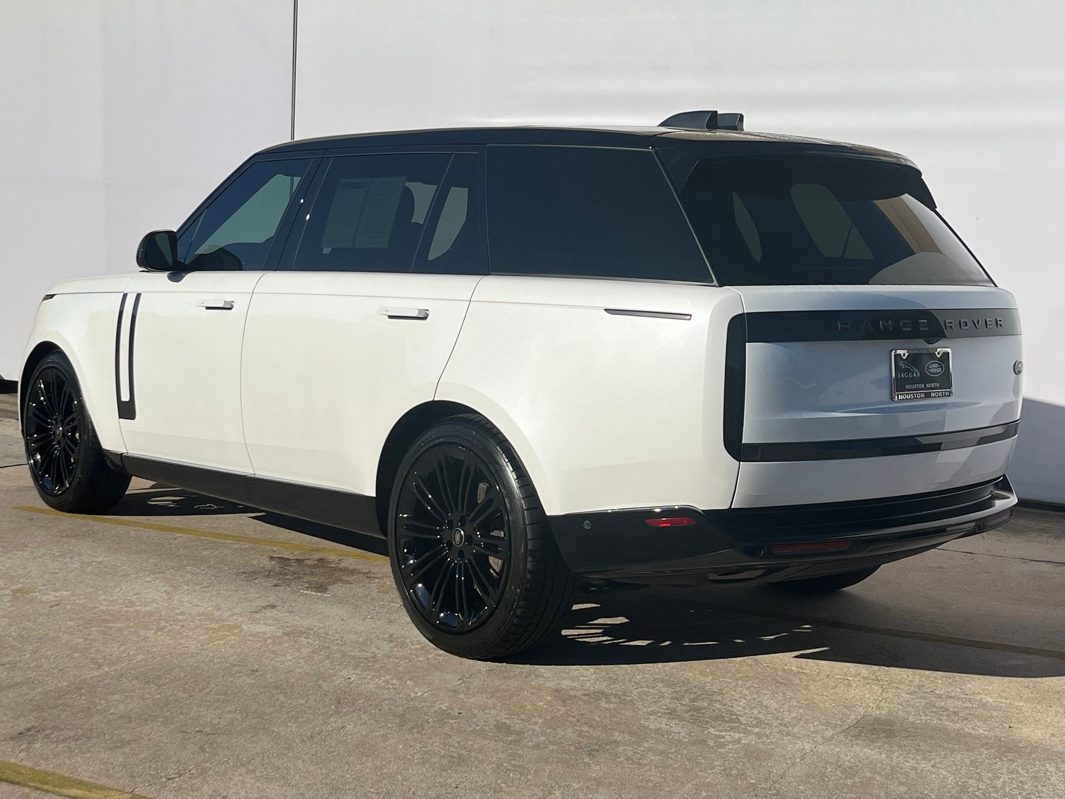 2023 Land Rover Range Rover SE photo 3