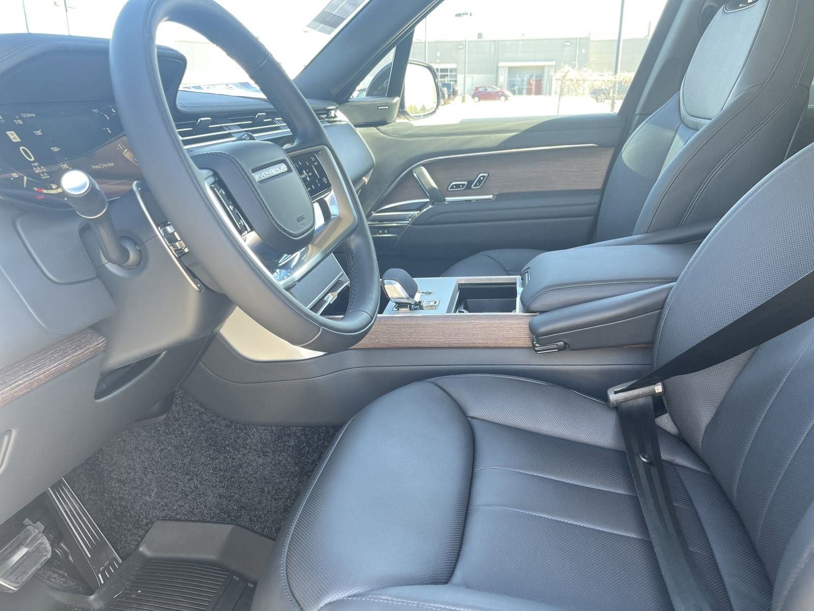 2025 Land Rover Range Rover SE photo 4