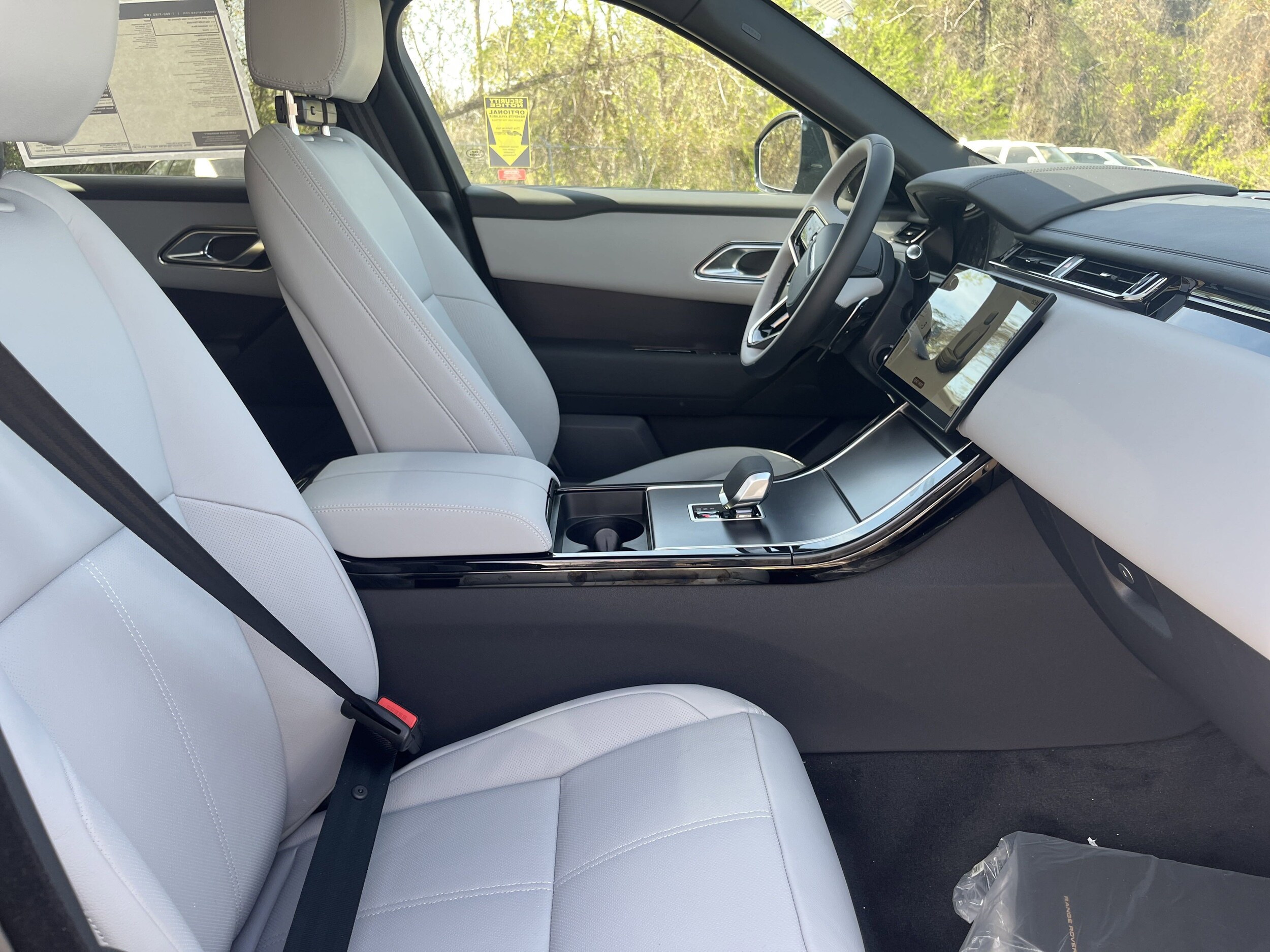 2026 Land Rover Range Rover Velar P250 Dynamic SE photo 4